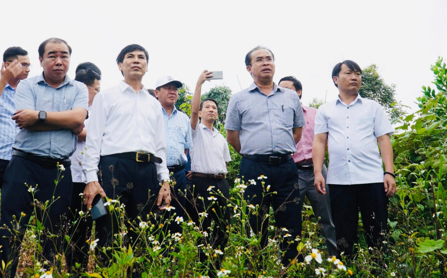 Ông Trần Anh Tuấn - Phó Chủ tịch UBND TP Đà Nẵng (thứ hai từ phải qua) kiểm tra thực tế khu vực dự kiến xây trường học. Ảnh: Cổng thông tin điện tử UBND TP Đà Nẵng anh-4.jpg