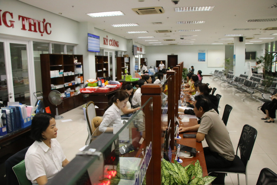 Trung tâm hành chính TP Đà Nẵng trong ngày đầu vận hành chính quyền 2 cấp. 2527d539f4a243fc1ab3.jpg