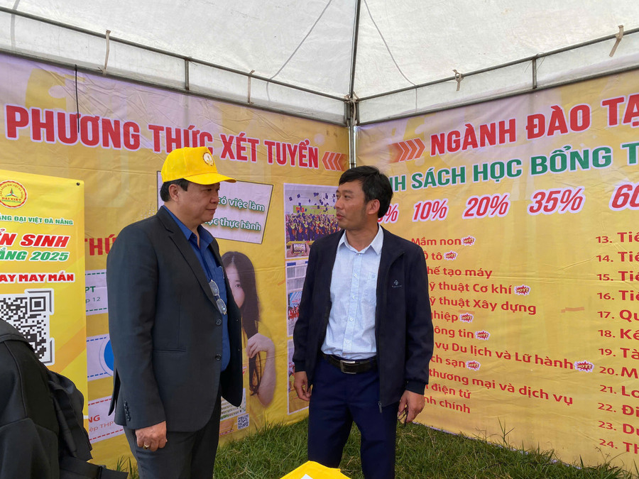 TS. Trần Văn Anh (bên phải) - Hiệu trưởng Trường Cao đẳng Đại Việt Đà Nẵng trao đổi với ông Nguyễn Thúc Dũng - Phó Chủ tịch UBND huyện Hòa Vang (TP Đà Nẵng) về thông tin Đăng Ký MM88.COM Ngay +88K của trường. 95c76f217b96cbc89287.jpg