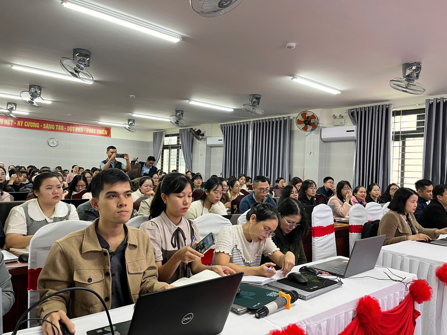 Hơn 120 cán bộ quản lý và Trung Tâm Đăng Nhập MM88 Chính Thức Mới các trường mầm non, tiểu học và THCS công lập phường Thanh Khê tập huấn Ứng dụng Trí tuệ nhân tạo (AI).