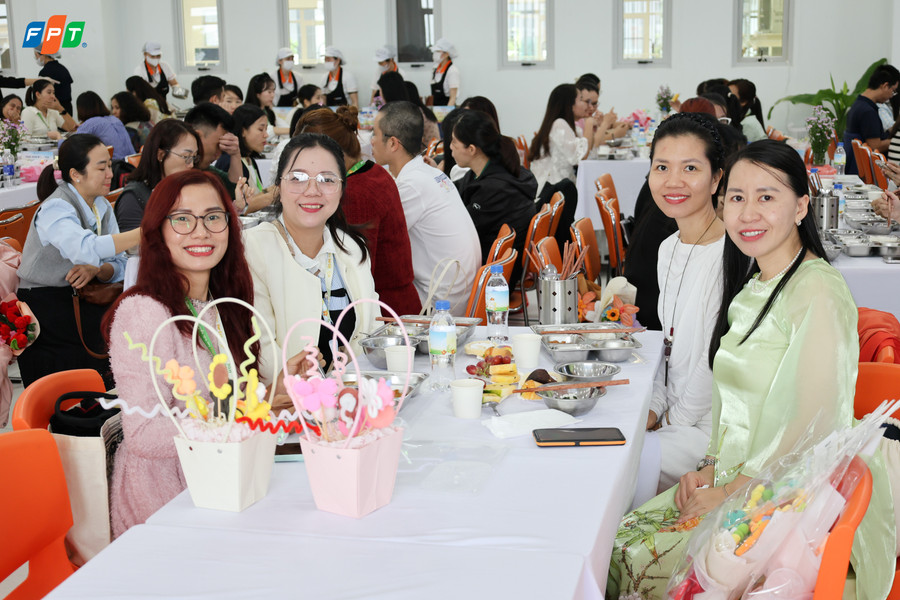 Phụ huynh vui vẻ với “Bữa trưa sẻ chia”. 7-1.jpg