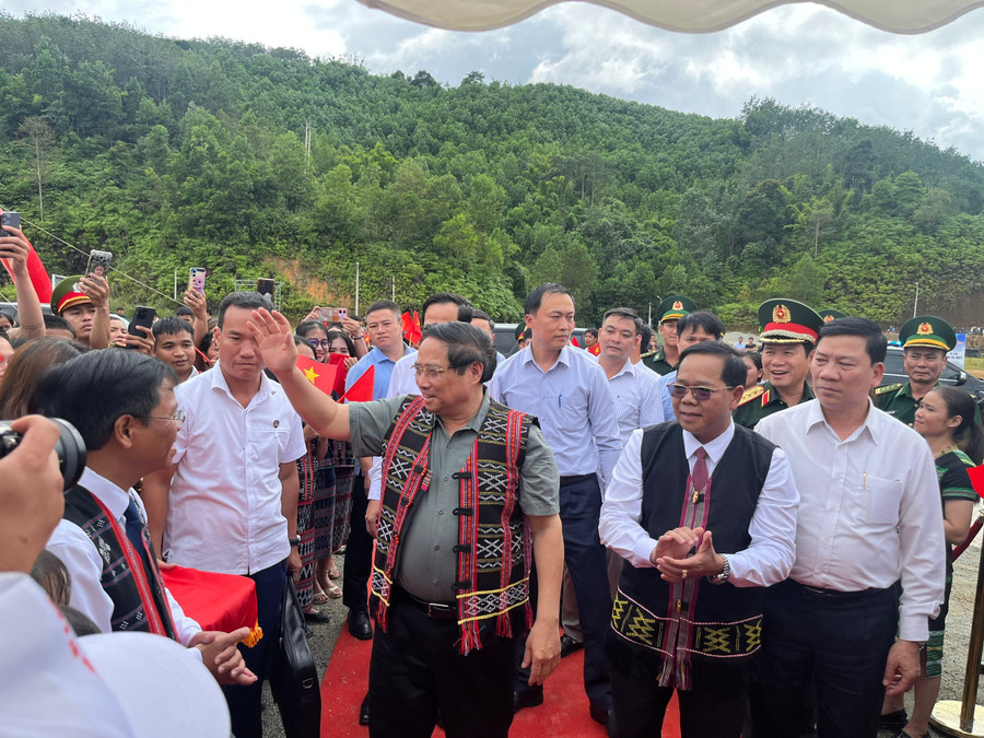 Thủ tướng Phạm Minh Chính dự Lễ khởi công Dự án Trường phổ thông nội trú, bán trú tiểu học và THCS xã Tây Giang. 9ceedbff71dafc84a5cb.jpg