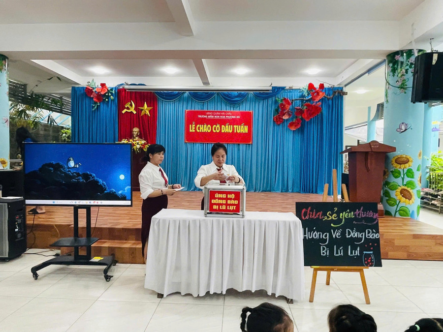 Trường Mầm non Hoa Phượng đỏ chia sẻ yêu thương, hướng về đồng bào bị lũ lụt. 418fea8ffb2b77752e3a.jpg