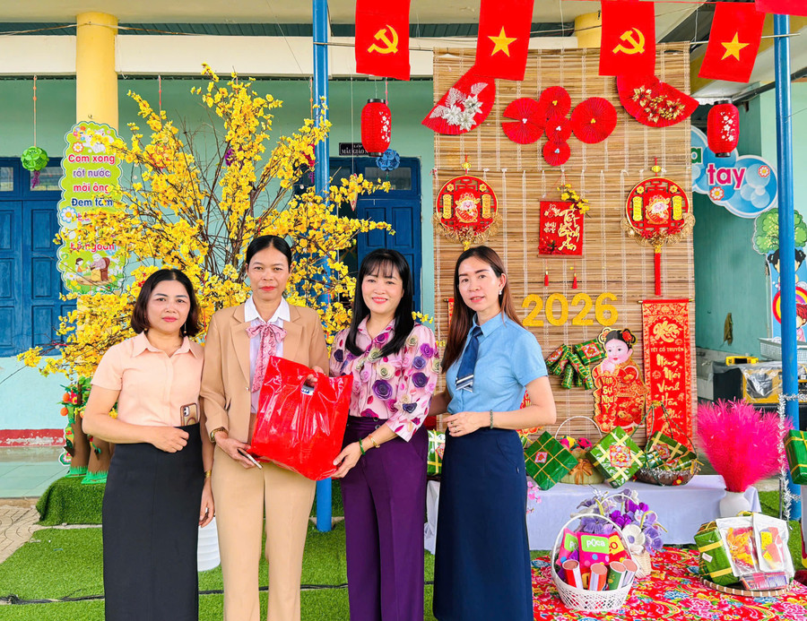 Bà Trần Thị Hà Thanh (thứ 2, từ phải qua) - Hiệu trưởng Trường Mầm non 20-10 trao quà đến đại diện Trường Mẫu giáo Tuổi Thơ. 43686458617676682315.jpg