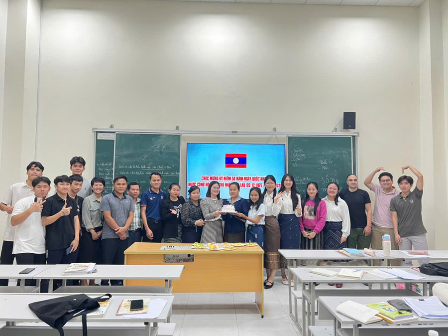 Lớp Dự bị tiếng Việt do TS Trịnh Quỳnh Đông Nghi phụ trách tổ chức lễ kỷ niệm 50 năm Quốc khánh nước CHDCND Lào cho các lưu MM886 slot game, bắn cá, lô đề, đá gà. 3082690152898423673.jpg