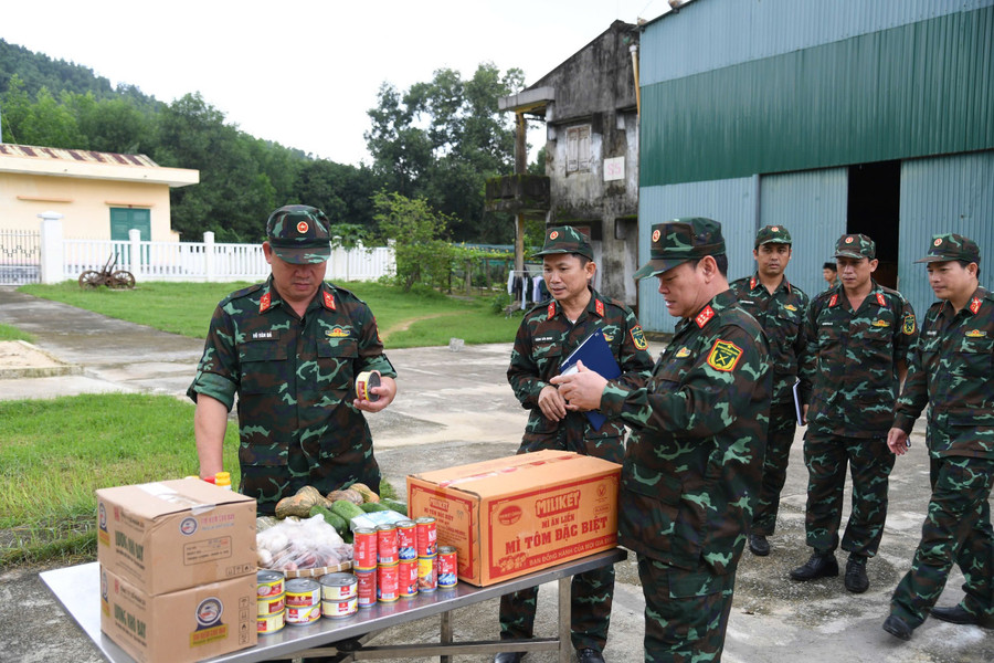 Đại tá Võ Văn Bá kiểm tra lương thực, thực phẩm để sẵn sàng hỗ trợ dân trong bão số 13. b9e552982df4a1aaf8e5.jpg