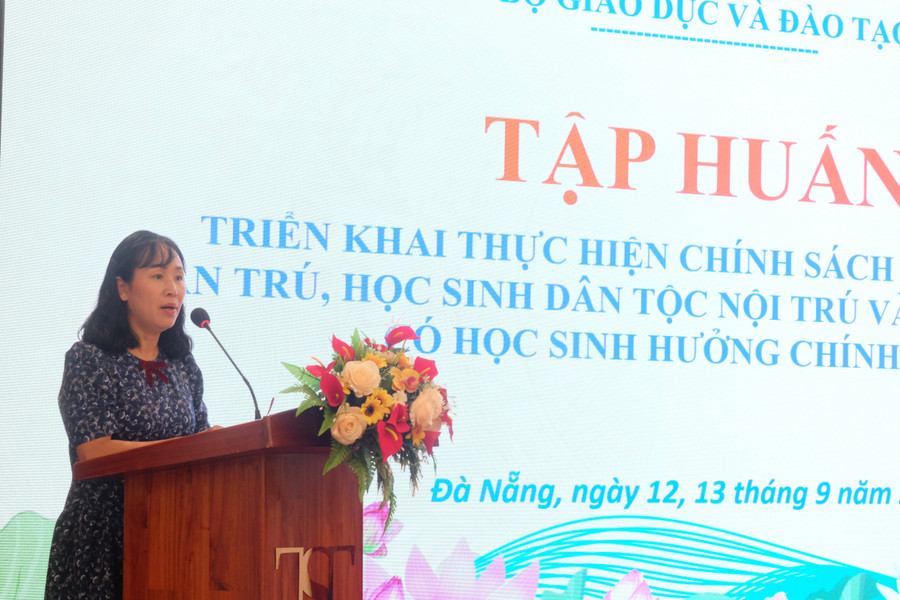Bà Vũ Thị Ánh – Phó vụ trưởng Vụ Giáo dục Phổ thông (Bộ GD&ĐT) phát biểu khai mạc tập huấn. dscf4580.jpg