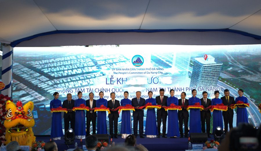 Các đại biểu thực hiện nghi thức khai trương đưa vào vận hành Trung tâm Tài chính quốc tế Việt Nam tại TP Đà Nẵng.