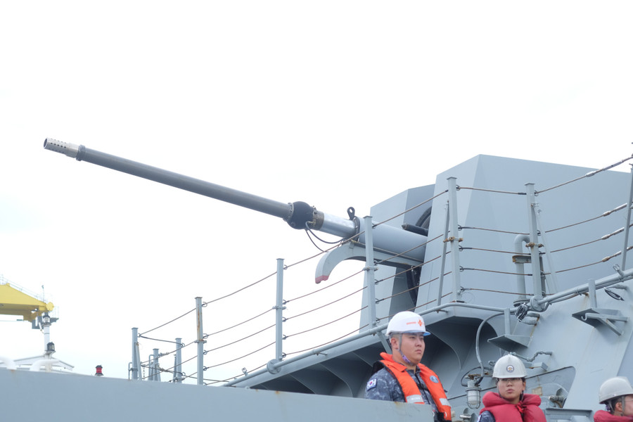 Tháp pháo trước tàu huấn luyện ROKS Hansando. dscf6947.jpg