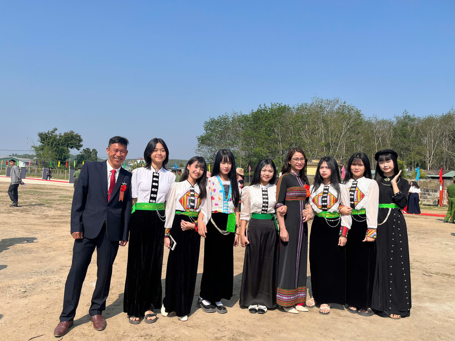 Thầy và trò vùng biên giới Quảng Ngãi. 44364255295622120132.jpg