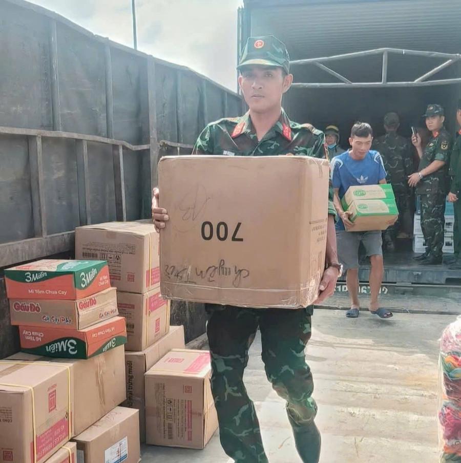 Bộ đội tiếp nhận và phân phối hàng cứu trợ đến người dân vùng lũ. 269987843811515332828.jpg