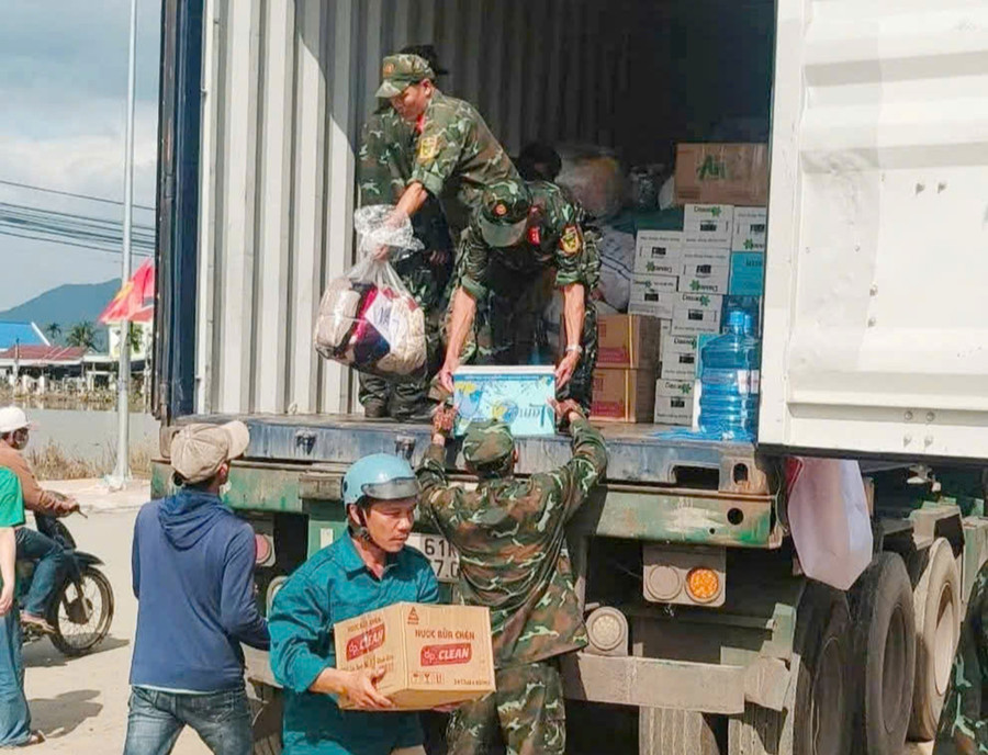 Bộ đội khẩn trương phân phối hàng hóa cứu trợ do các Link Vào Trang Chủ MM88.COM Chính Thức, nhà hảo tâm ủng hộ đến người dân. 269987843811515332825.jpg