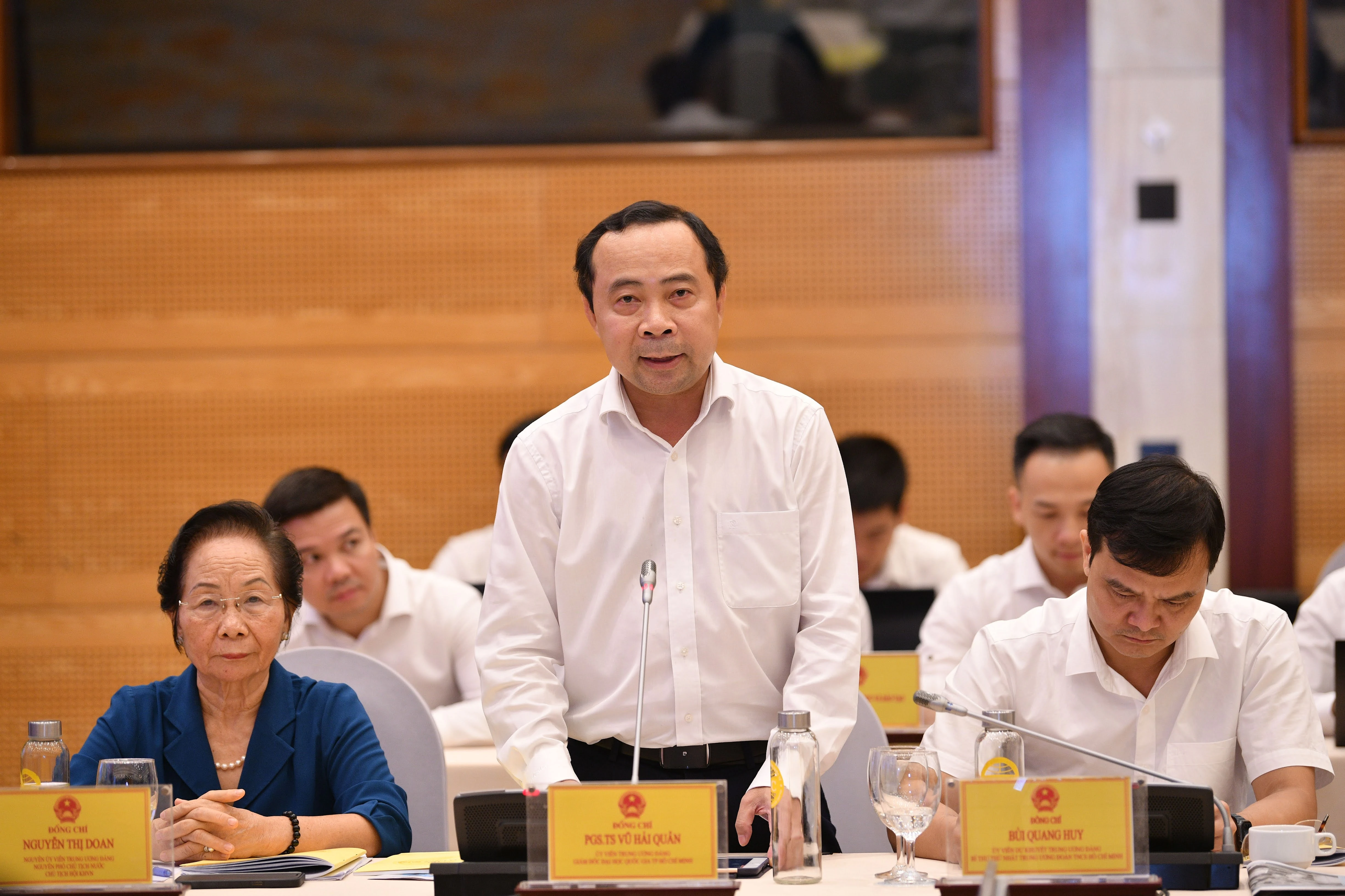 PGS.TS Vũ Hải Quân, Giám đốc ĐH Quốc gia TPHCM báo cáo tại Hội nghị.