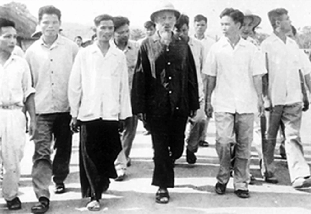 Bác Hồ thăm Trường Thanh niên Lao động xã hội chủ nghĩa Hòa Bình ngày 17/8/1962. Ảnh: T.L/Internet Bác Hồ thăm Trường Thanh niên Lao động xã hội chủ nghĩa Hòa Bình ngày 17/8/1962. Ảnh: T.L/Internet