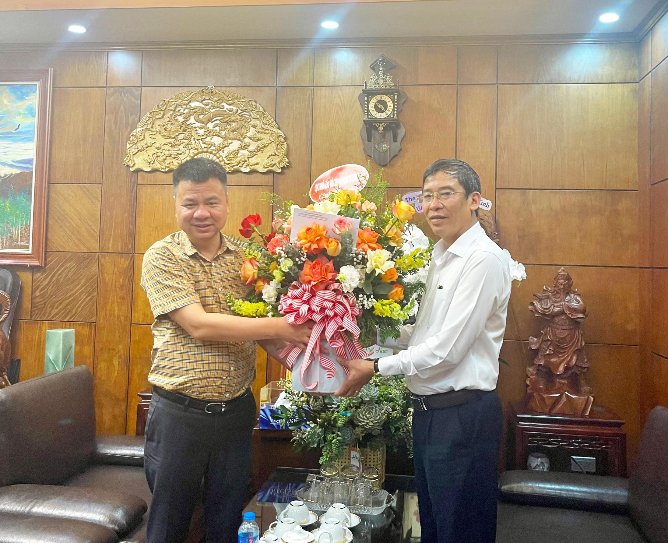 TS Vũ Minh Đức, Cục trưởng Cục Nhà giáo - Bộ GD&ĐT tặng hoa chúc mừng. TS Vũ Minh Đức, Cục trưởng Cục Nhà giáo - Bộ GD&ĐT tặng hoa chúc mừng.