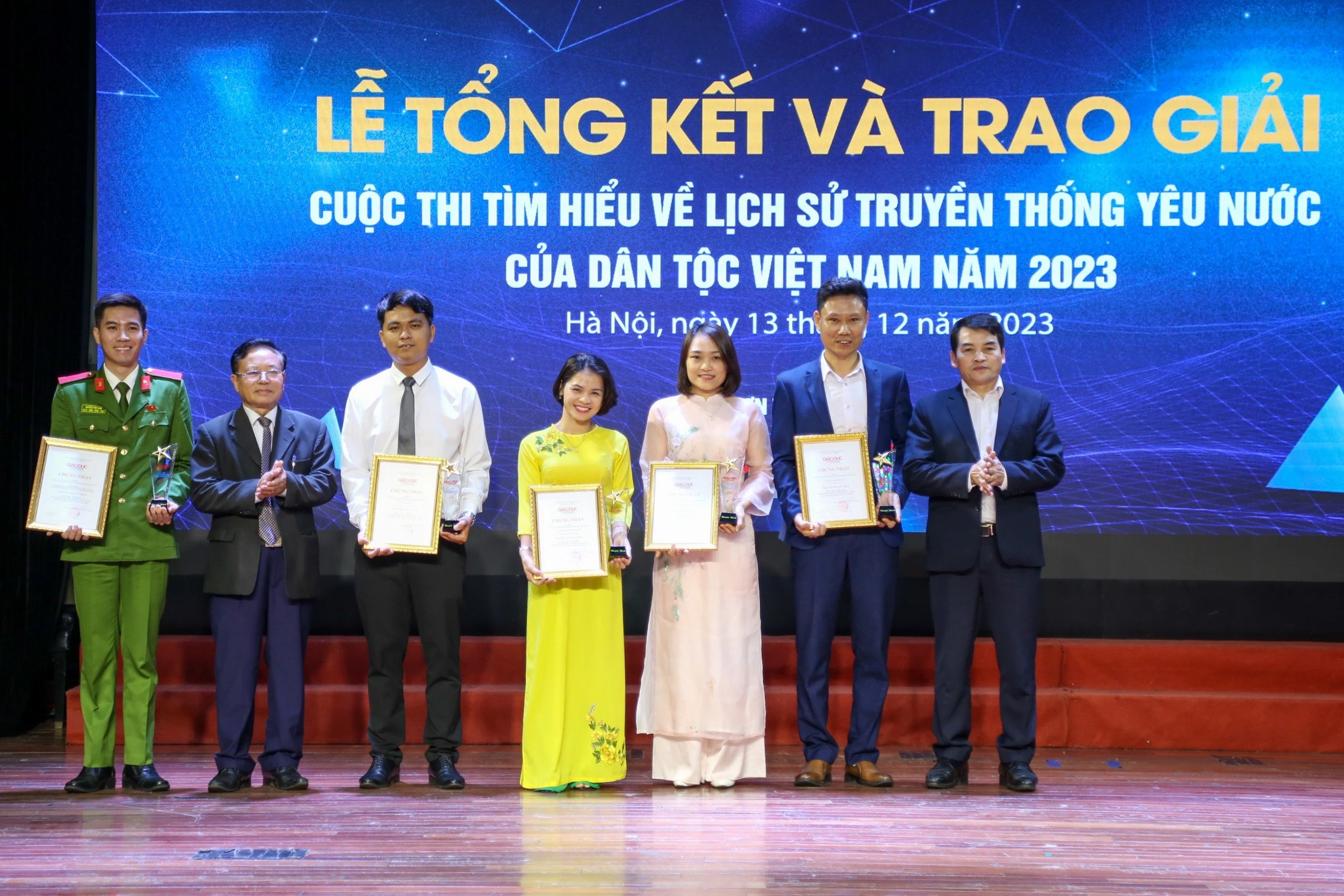 Thiếu tướng, TS, Nhà văn Nguyễn Hồng Thái, Nguyên Viện trưởng Viện Lịch sử 88MM88 kèo WC hôm nay Nhân dân, nguyên Tổng biên tập Tạp chí 88MM88 kèo WC hôm nay nhân dân và ông Phạm Tuấn Anh, Phó cục trưởng Cục Nhà giáo và Cán bộ Quản lý giáo dục trao giải cho các tác giả đạt giải Khuyến khích.