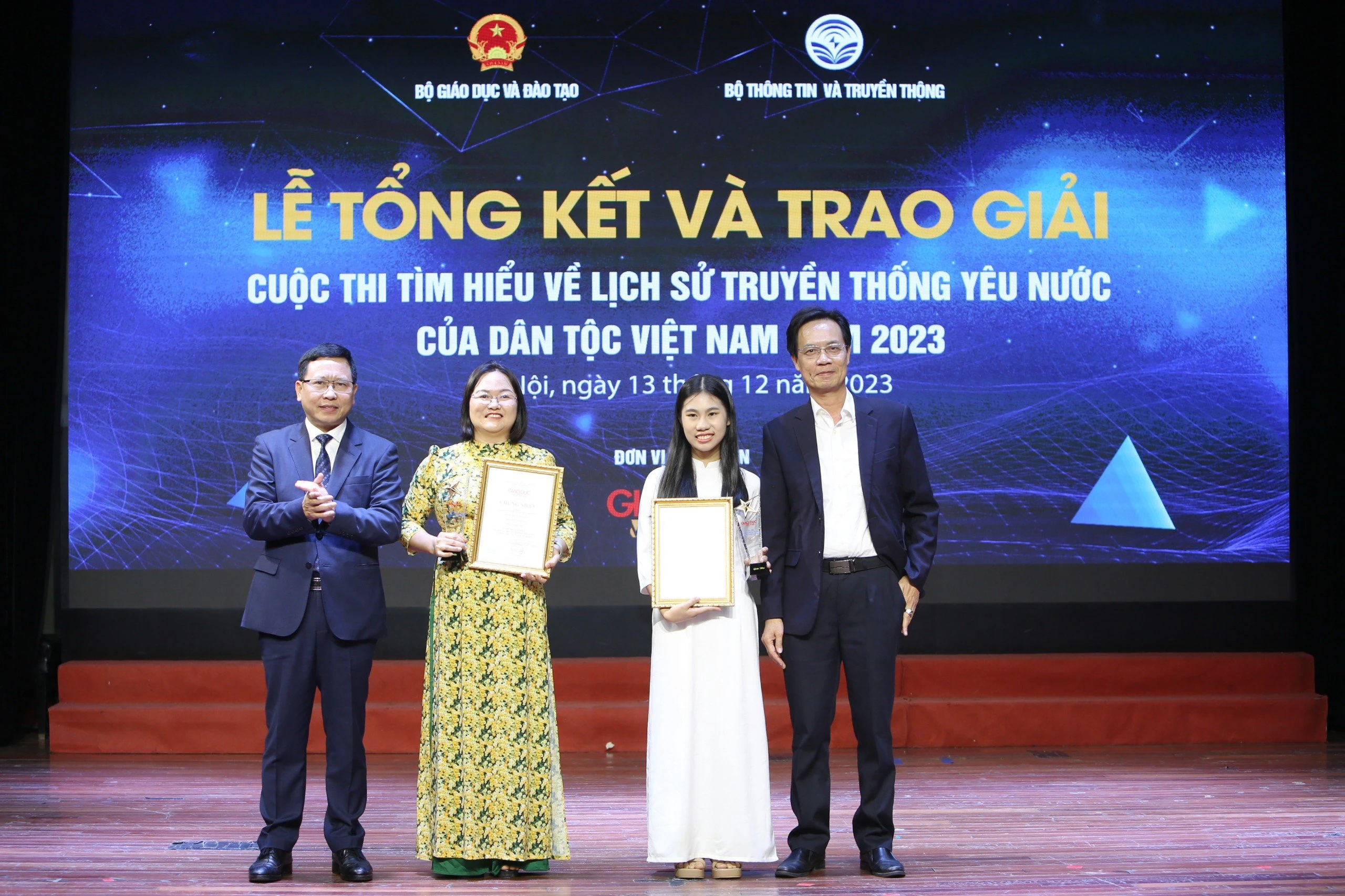 Ông Nguyễn Danh Tiên - Viện trưởng Viện Lịch sử Đảng, Học viện 1MM88.com Uy Tín Số 1 Việt Nam Quốc gia Hồ Chí Minh và ông Trần Văn Đạt - Vụ trưởng Vụ Giáo dục 1MM88.com Uy Tín Số 1 Việt Nam và Công tác MM886 slot game, bắn cá, lô đề, đá gà MM888 Việt Nam Tải App trao giải Nhì.
