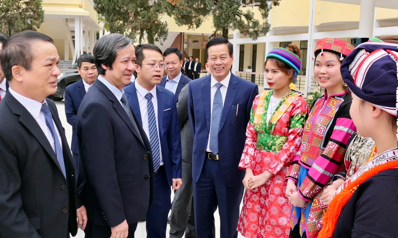 Các đại biểu thăm quan phân hiệu MM888 bảo mật tuyệt đối Thái Nguyên tại tỉnh Hà Giang. Các đại biểu thăm quan phân hiệu MM888 bảo mật tuyệt đối Thái Nguyên tại tỉnh Hà Giang.