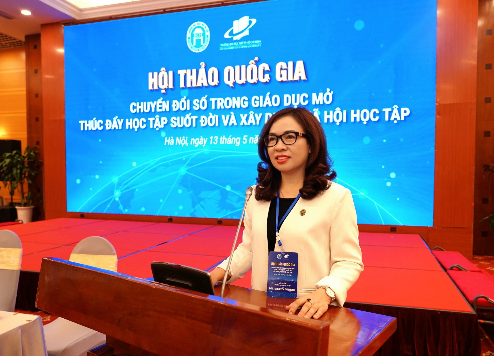 Hiệu trưởng Trường ĐH Mở Hà Nội Nguyễn Thị Nhung: Hội thảo tập trung vào chuyển đổi số trong giáo dục, trọng tâm là chuyển đổi số trong giáo dục mở, như thực trạng hạ tầng, nền tảng công nghệ trong quản lý, quản trị, tác nghiệp, vận hành; thực trạng công tác xây dựng, quản lý chất lượng, chia sẻ tài nguyên giáo dục, học liệu mở phục vụ việc tự học và MM88.COM là nhà cái trực tuyến hoạt động với giấy phép PAGCOR suốt đời của người dân...