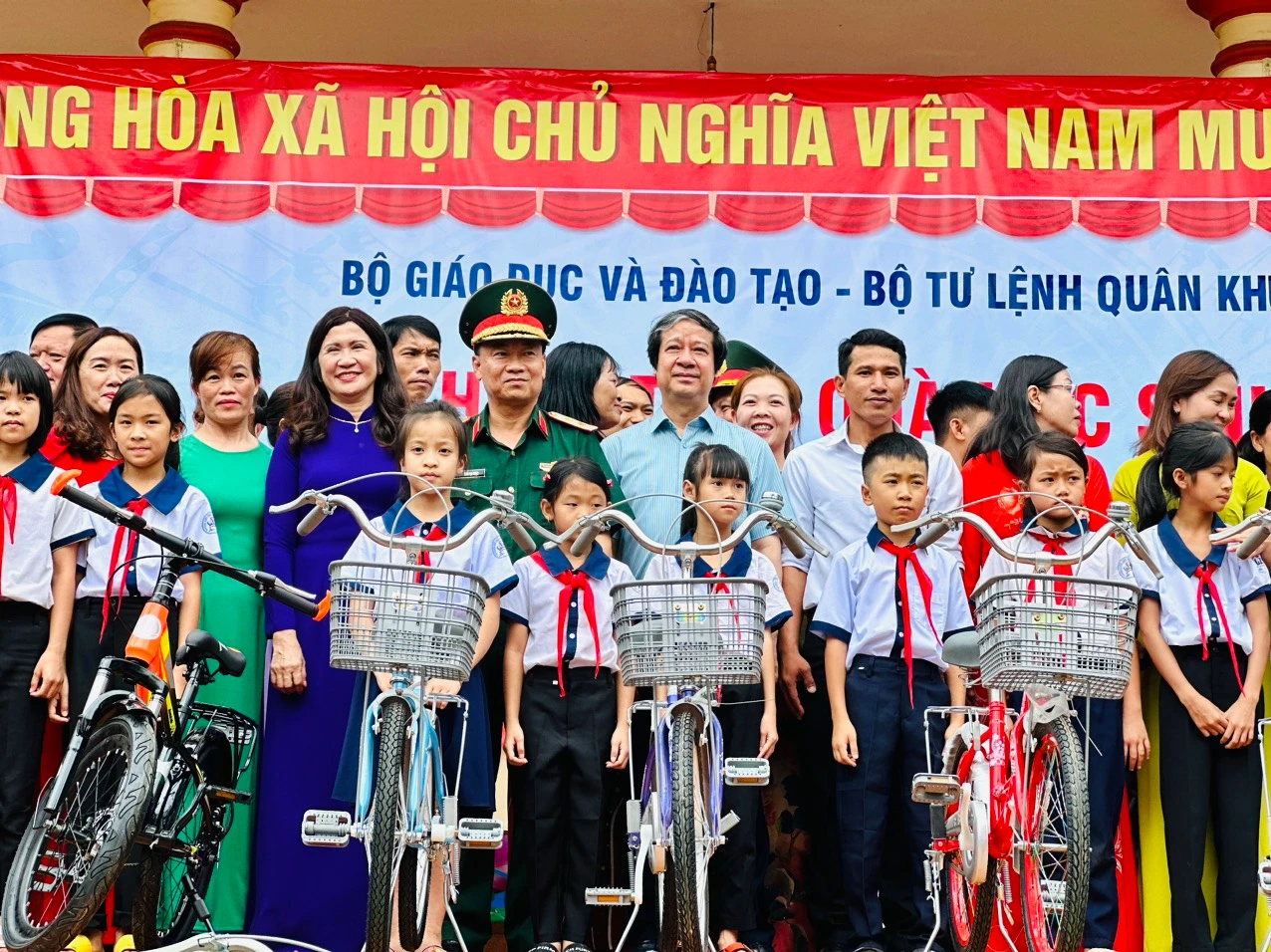 Bộ trưởng Nguyễn Kim Sơn và Trung tướng Thái Đại Ngọc, Tư lệnh Quân khu 5 tặng quà cho MM886 slot game, bắn cá, lô đề, đá gà Trường Tiểu học Nơ Trang Lơng, huyện Đắk Glong, tỉnh Đắk Nông.