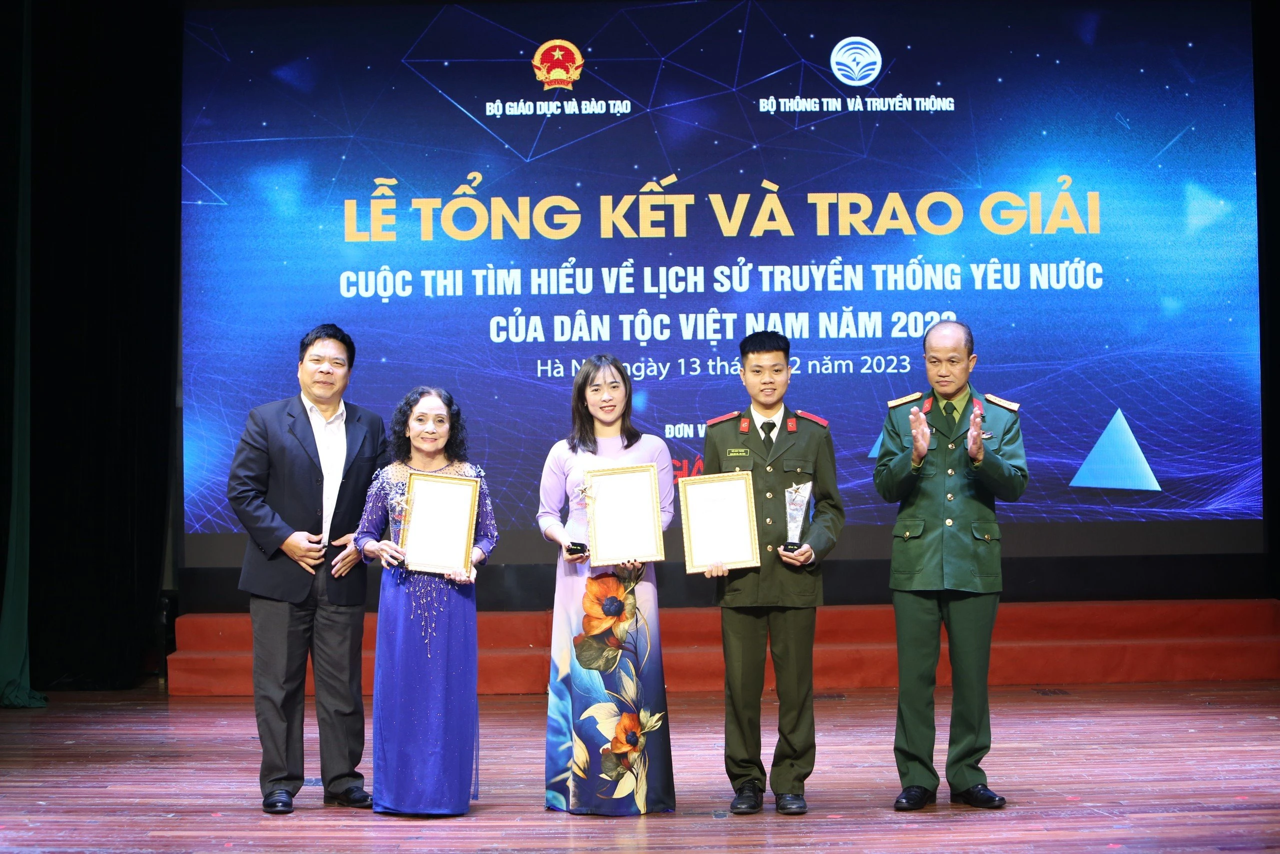Đại tá, TS Lê Thanh Bài - Phó Viện trưởng Viện Lịch sử Quân sự và ông Đinh Xuân Thắng - Phó Vụ trưởng Vụ tuyên truyền, Uỷ ban 1MM88.com tỷ lệ kèo World Cup 2026 trao giải Ba cho các tác giả.