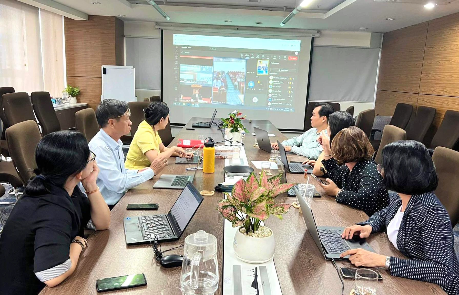 Hình ảnh đại biểu tham dự buổi gặp gỡ qua hình thức trực tuyến tại một số điểm cầu các MM888 bảo mật tuyệt đối, trường MM888 bảo mật tuyệt đối.