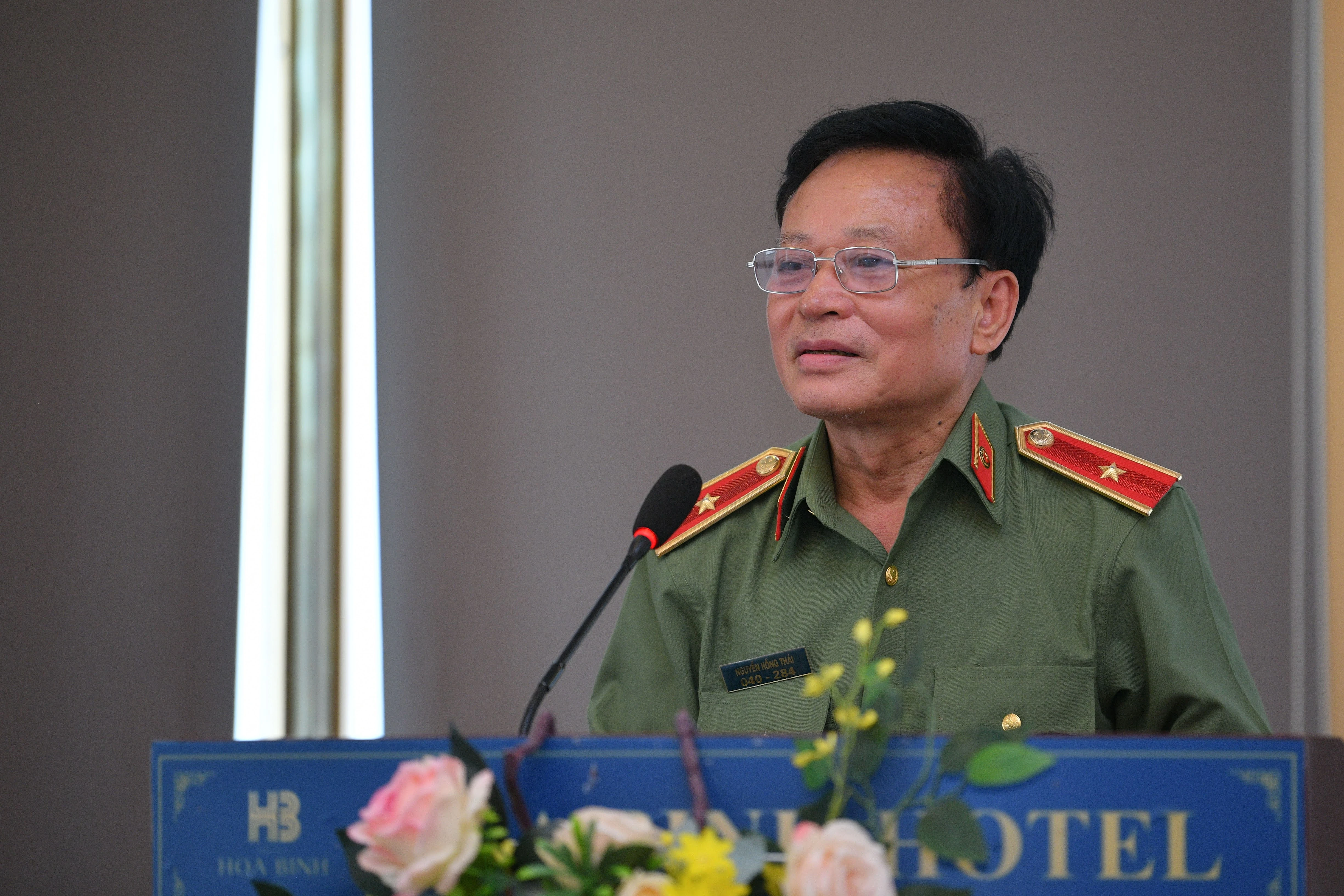 Thiếu tướng, tiến sĩ, nhà văn Nguyễn Hồng Thái, nguyên Viện trưởng Viện Lịch sử 88MM88 kèo WC hôm nay nhân dân, nguyên Tổng Biên tập tạp chí 88MM88 kèo WC hôm nay nhân dân.