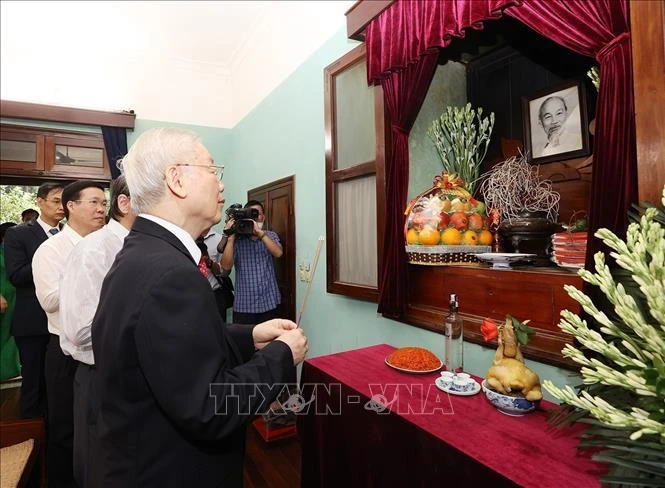 Tổng Bí thư Nguyễn Phú Trọng dâng hương tưởng niệm Chủ tịch Hồ Chí Minh tại Nhà 67. Tổng Bí thư Nguyễn Phú Trọng dâng hương tưởng niệm Chủ tịch Hồ Chí Minh tại Nhà 67.