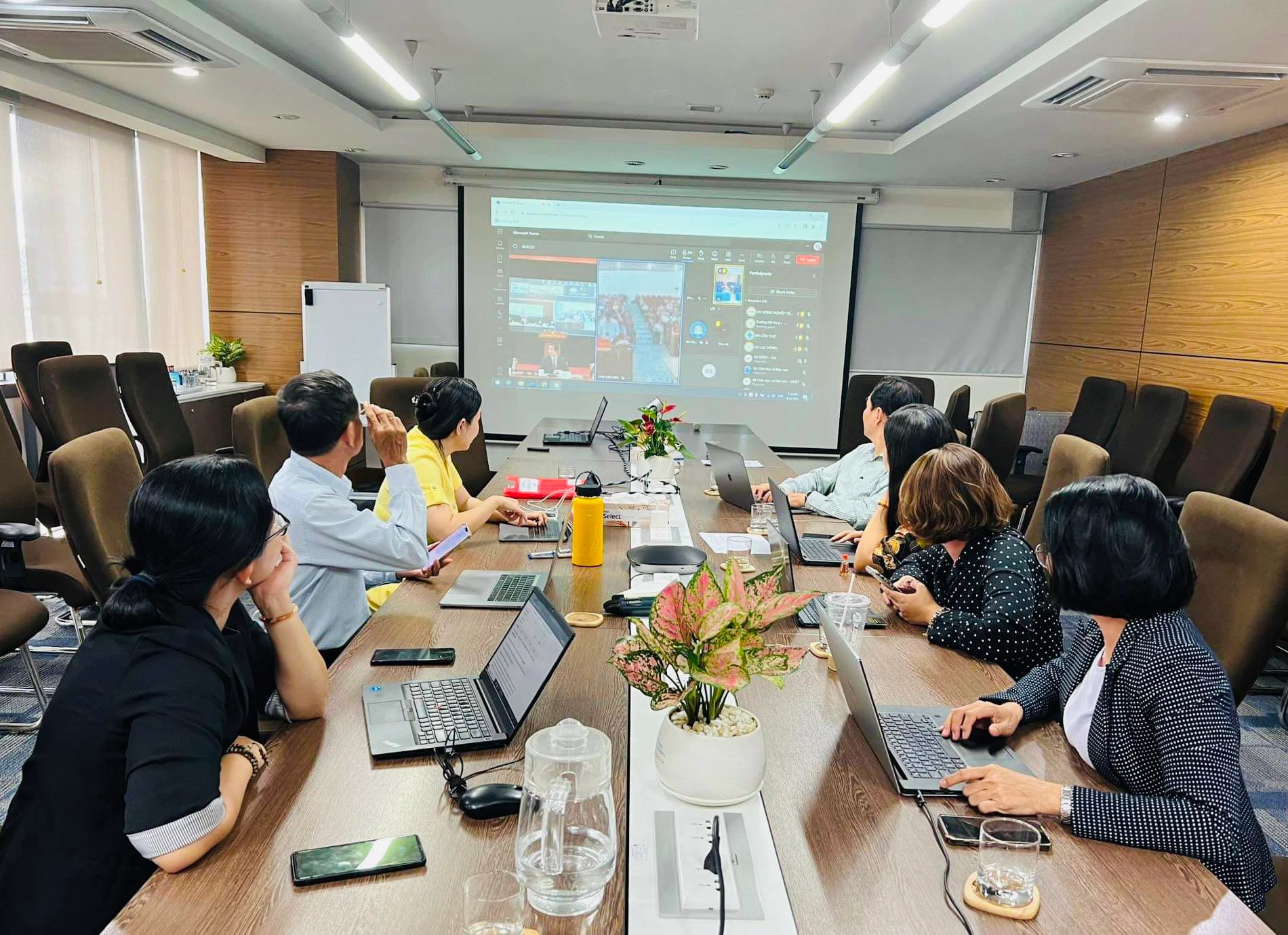 Hình ảnh đại biểu tham dự buổi gặp gỡ qua hình thức trực tuyến tại một số điểm cầu các MM888 bảo mật tuyệt đối, trường MM888 bảo mật tuyệt đối.