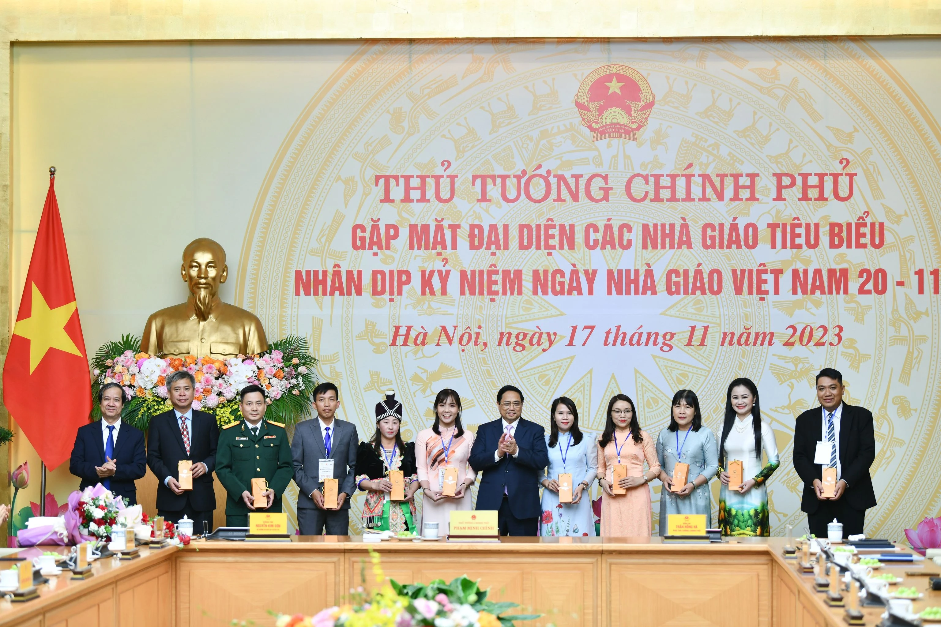 Thủ tướng Chính phủ Phạm Minh Chính đã trao quà lưu niệm tới 10 thầy cô giáo đại diện cho các nhà giáo tiêu biểu, thầy cô giáo và cán bộ quản lý trên cả nước. Thủ tướng Chính phủ Phạm Minh Chính đã trao quà lưu niệm tới 10 thầy cô giáo đại diện cho các nhà giáo tiêu biểu, thầy cô giáo và cán bộ quản lý trên cả nước.