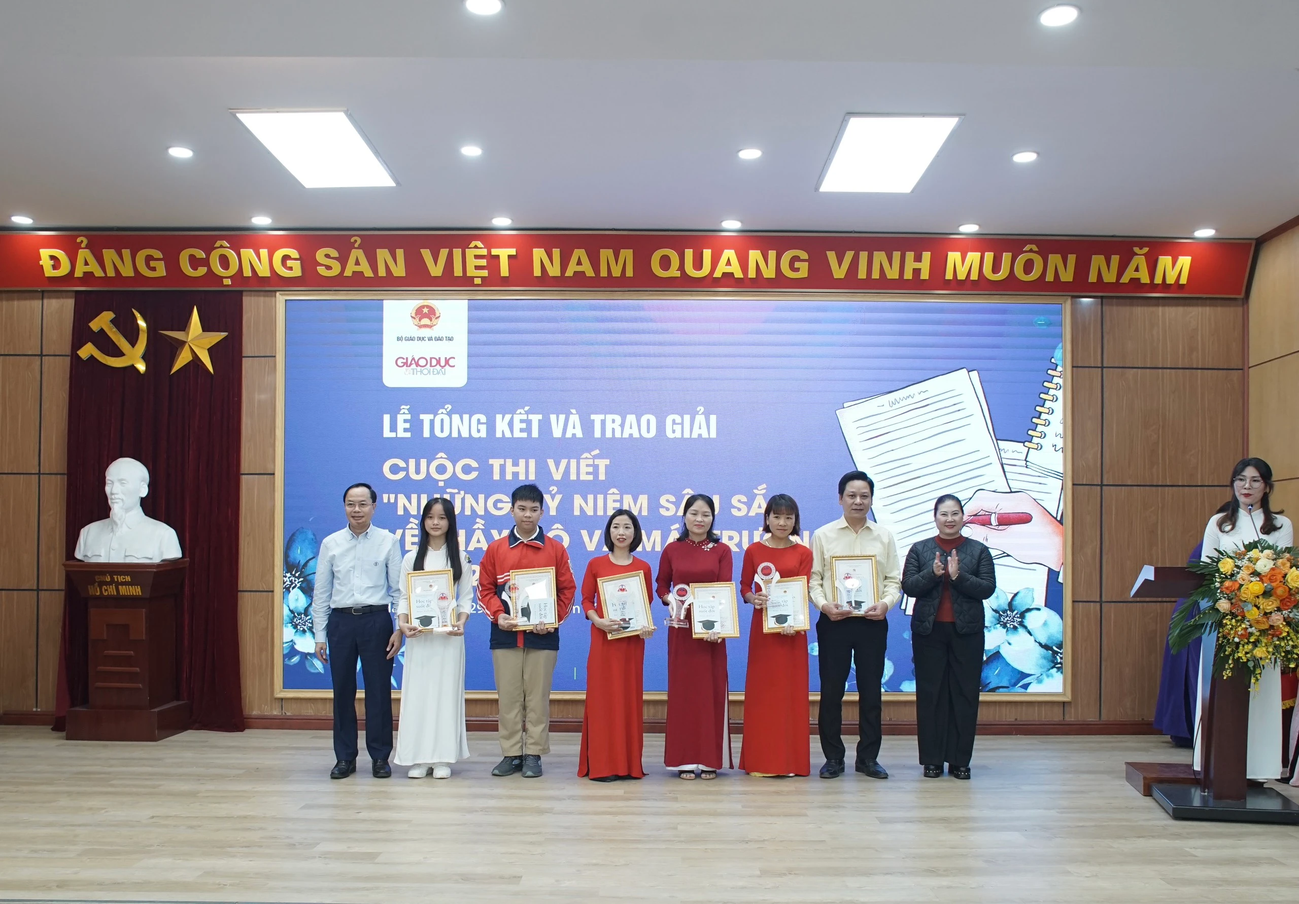 Ông Lê Đình Nghị - Phó Chánh Thanh tra Bộ GD&ĐT và bà Trịnh Hoài Thu - Phó Vụ trưởng Vụ Giáo dục Tiểu học, Bộ GD&ĐT trao giải Ba cho các tác giả đạt giải. Ông Lê Đình Nghị - Phó Chánh Thanh tra Bộ GD&ĐT và bà Trịnh Hoài Thu - Phó Vụ trưởng Vụ Giáo dục Tiểu học, Bộ GD&ĐT trao giải Ba cho các tác giả đạt giải.