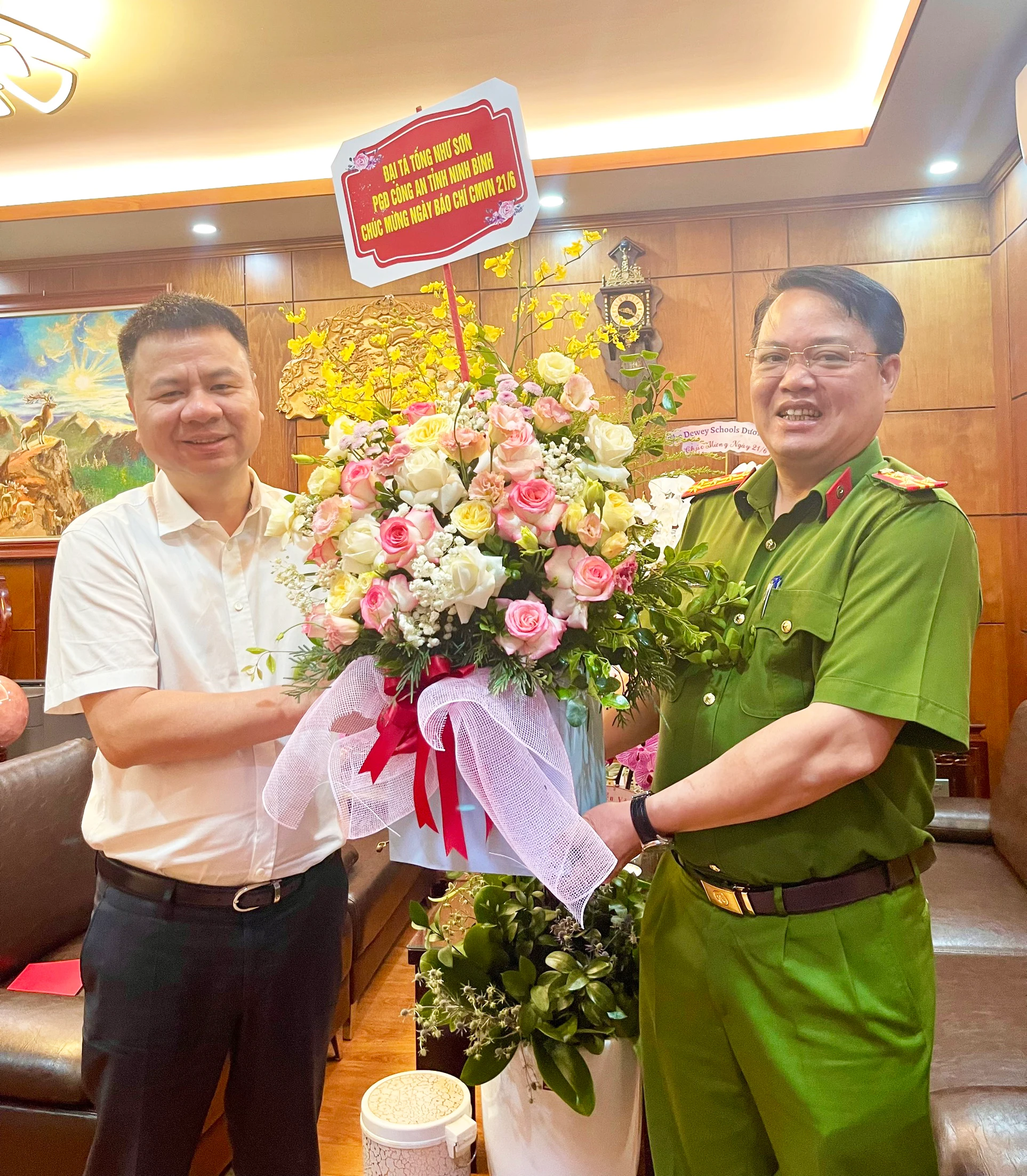 Đại tá Tống Như Sơn, Phó Giám đốc 88MM88 kèo WC hôm nay tỉnh Ninh Bình tặng hoa chúc mừng. Đại tá Tống Như Sơn, Phó Giám đốc 88MM88 kèo WC hôm nay tỉnh Ninh Bình tặng hoa chúc mừng.