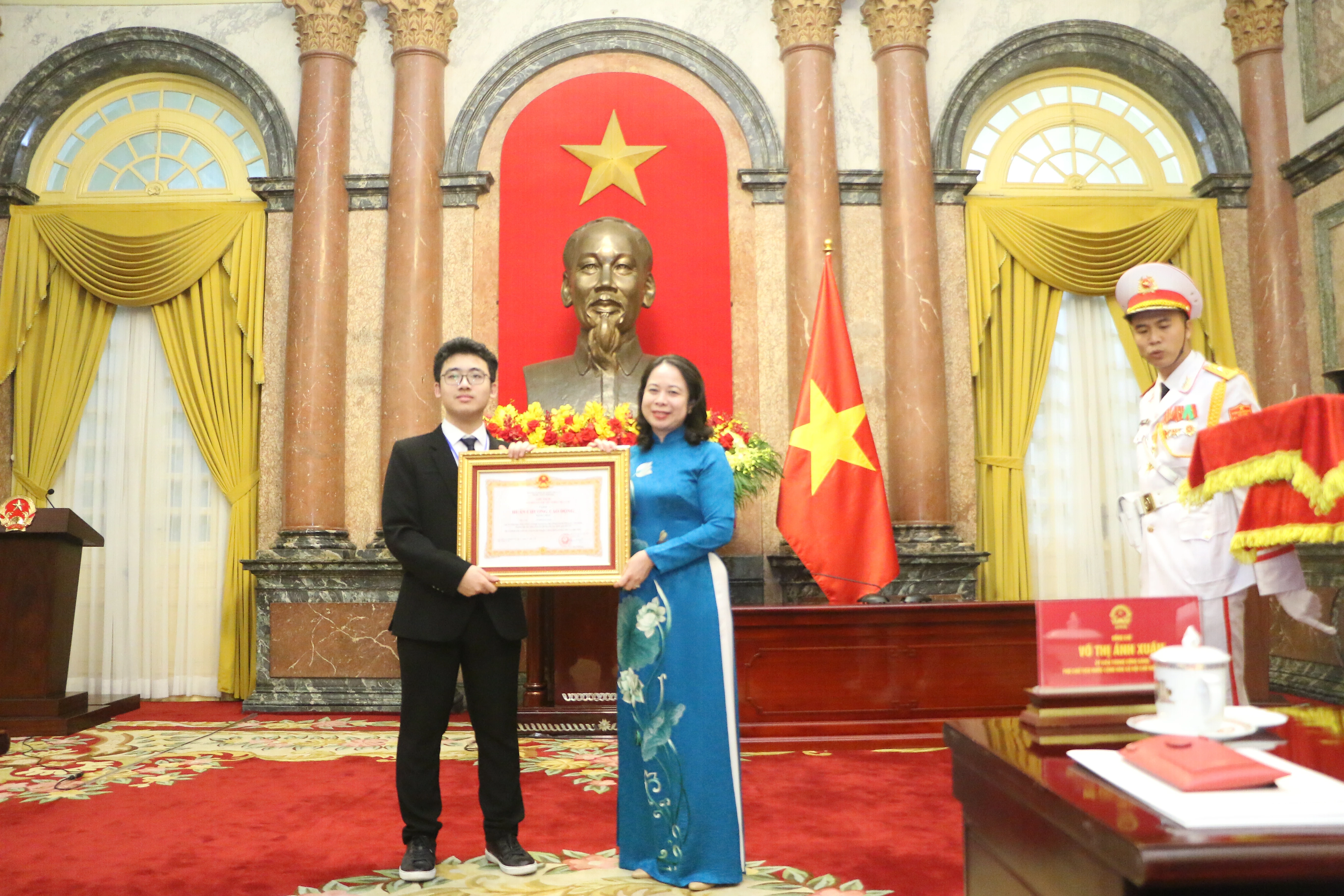 Phó Chủ tịch nước Võ Thị Ánh Xuân đã trao Huân chương Lao động hạng Nhất của Chủ tịch nước cho em Võ Hoàng Hải. Phó Chủ tịch nước Võ Thị Ánh Xuân đã trao Huân chương Lao động hạng Nhất của Chủ tịch nước cho em Võ Hoàng Hải.
