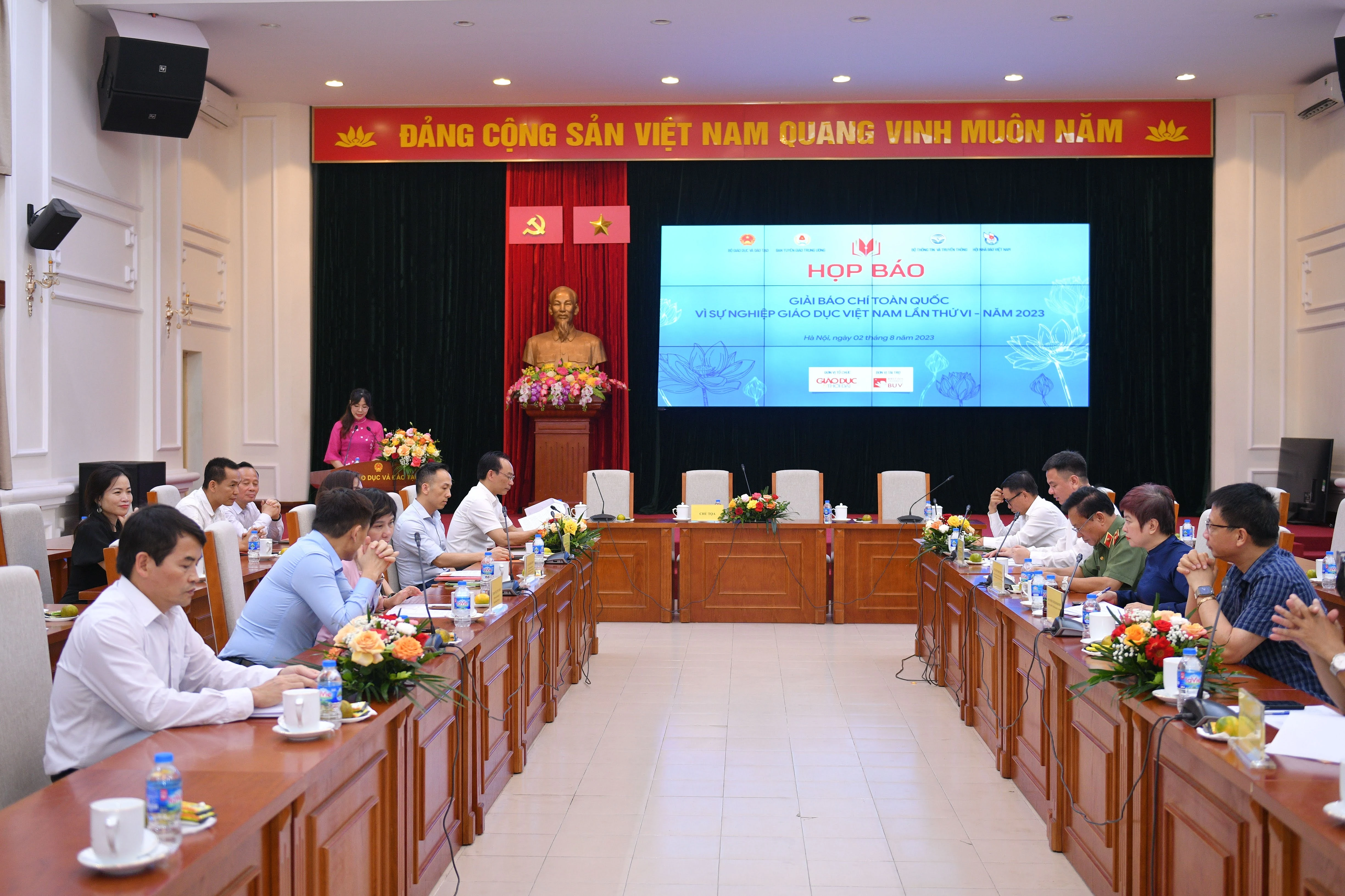Quang cảnh buổi họp báo. Quang cảnh buổi họp báo.