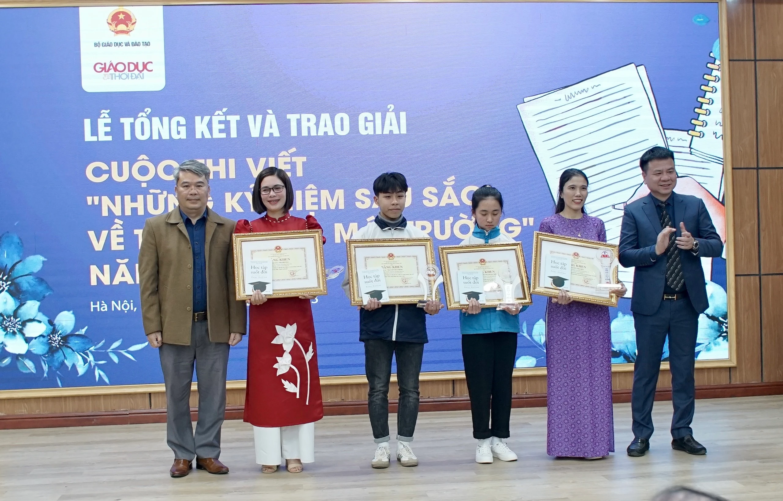 Nhà báo Triệu Ngọc Lâm - Tổng Biên tập Báo Giáo dục và Thời đại và ông Phạm Quỳnh, Phó Tổng Biên tập Nhà xuất bản Giáo dục Việt Nam trao giải cho các tác giả có tác phẩm đạt giải Nhì. Nhà báo Triệu Ngọc Lâm - Tổng Biên tập Báo Giáo dục và Thời đại và ông Phạm Quỳnh, Phó Tổng Biên tập Nhà xuất bản Giáo dục Việt Nam trao giải cho các tác giả có tác phẩm đạt giải Nhì.