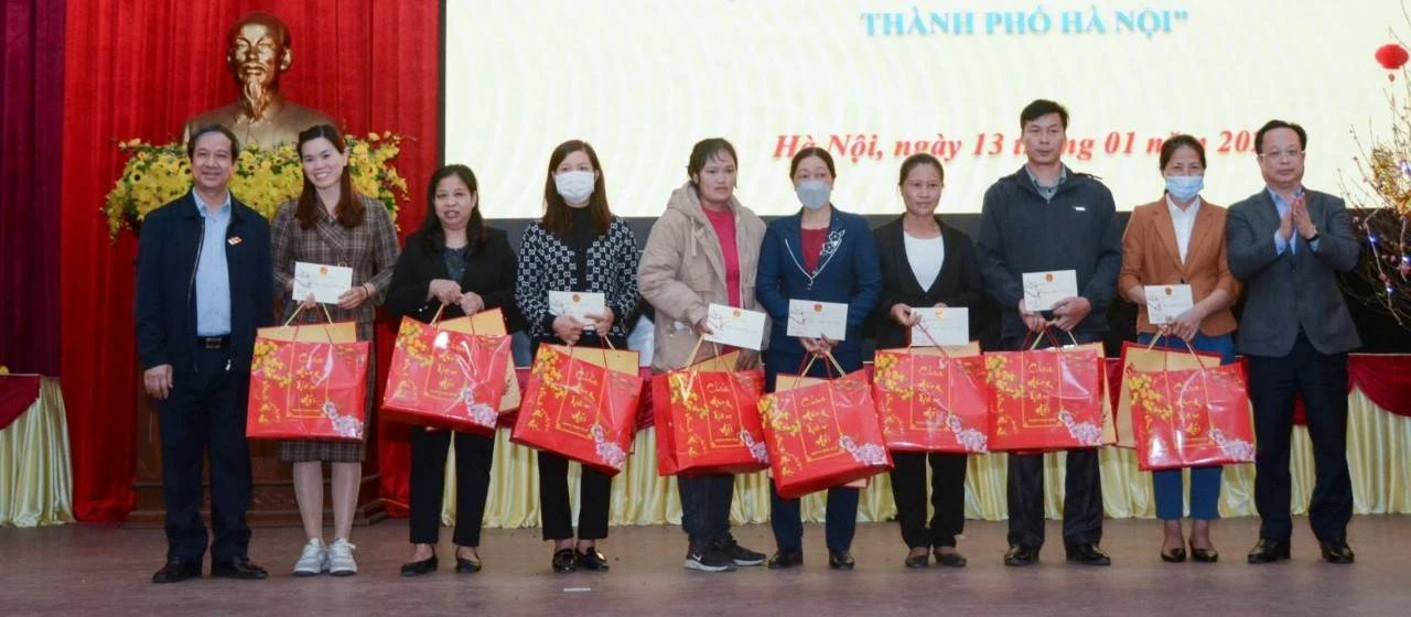 Bộ trưởng Nguyễn Kim Sơn tặng quà chúc Tết Trung Tâm Đăng Nhập MM88 Chính Thức Mới có hoàn cảnh khó khăn đã và đang công tác tại các trường học trên địa bàn huyện Ứng Hòa.