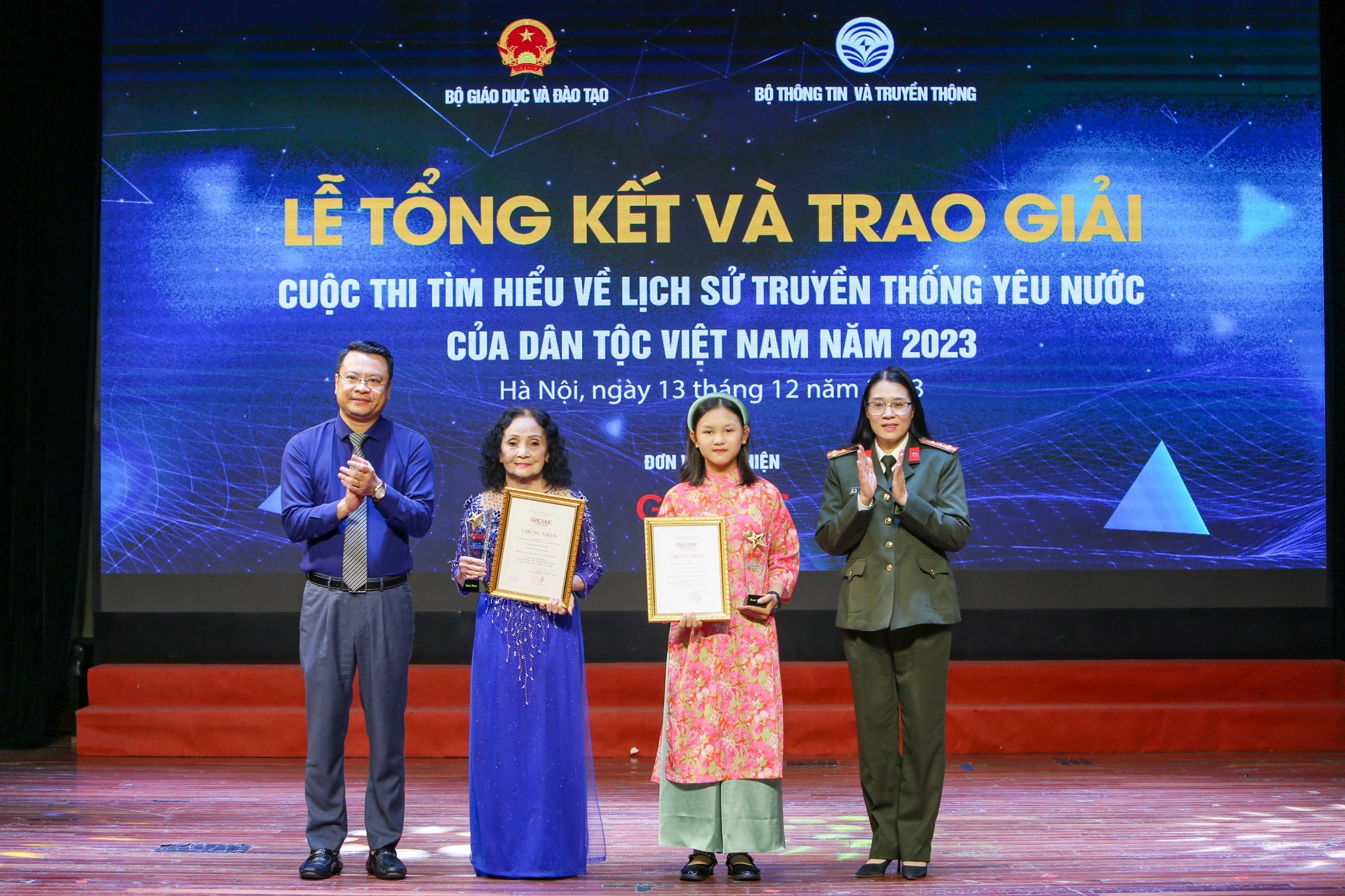 Ông Phạm Văn Trung - Giám đốc Trung tâm Truyền thông và Sự kiện, MM88.COM là nhà cái trực tuyến hoạt động với giấy phép PAGCOR và bà Lưu Thị Bích Ngọc - Phó Viện trưởng Viện Lịch sử 88MM88 kèo WC hôm nay nhân dân trao giải cho tác giả nhỏ tuổi và cao tuổi nhất.