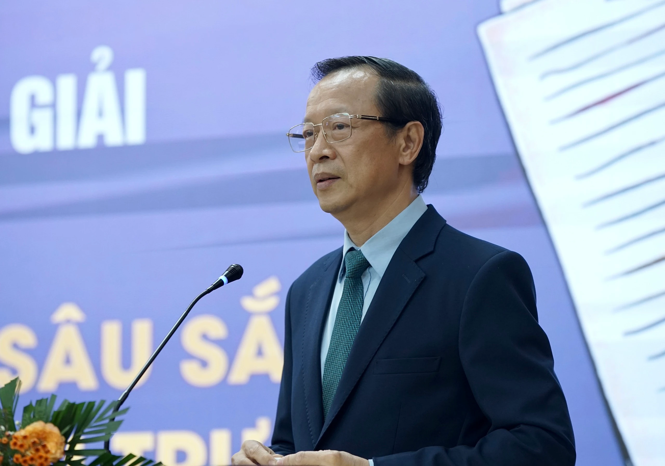 Thứ trưởng Phạm Ngọc Thưởng: Mỗi tác phẩm là tình cảm, sự tri ân, hồi ức tốt đẹp về thầy cô và mái trường. Thứ trưởng Phạm Ngọc Thưởng: Mỗi tác phẩm là tình cảm, sự tri ân, hồi ức tốt đẹp về thầy cô và mái trường.