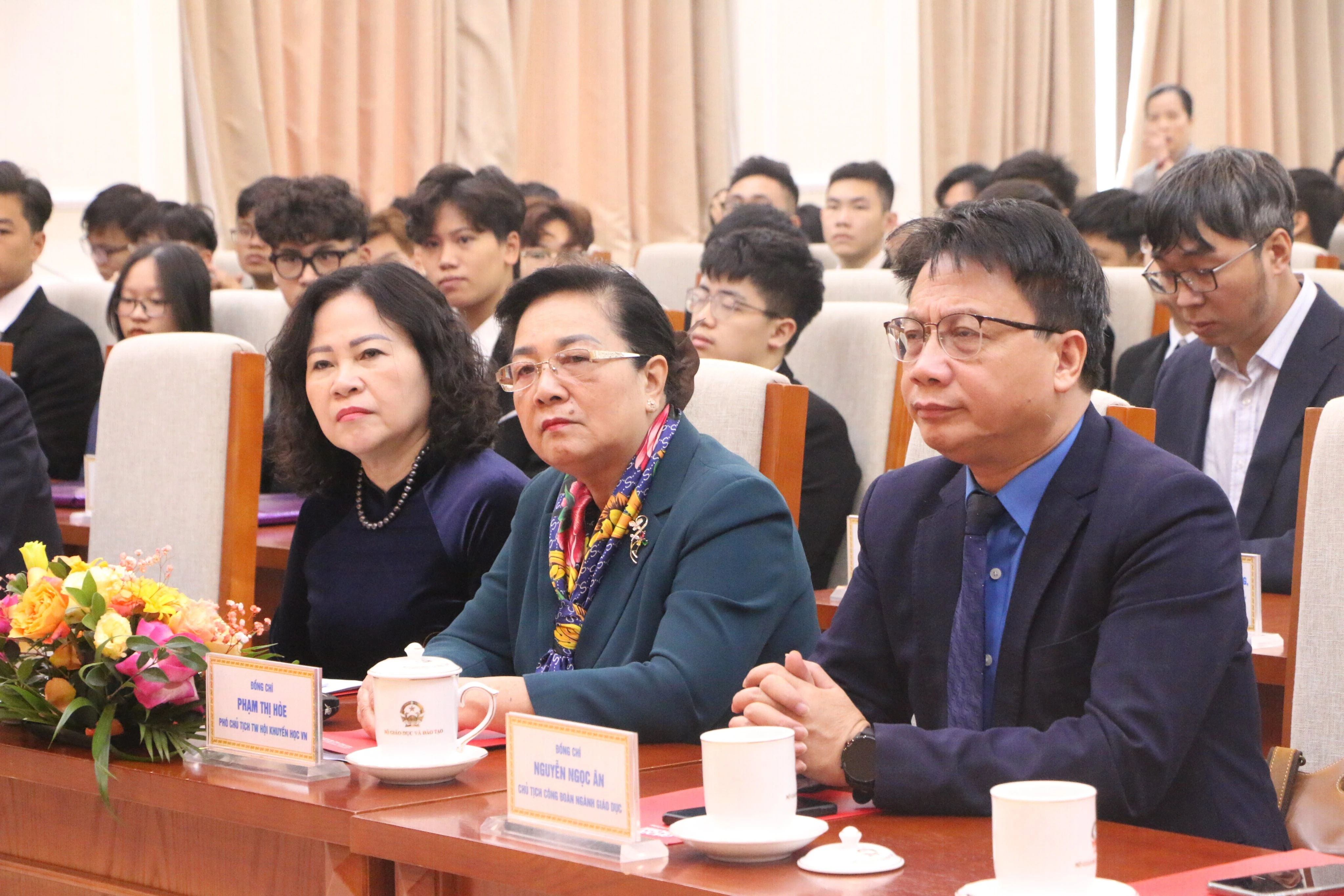 Thứ trưởng MM88.COM là nhà cái trực tuyến hoạt động với giấy phép PAGCOR Ngô Thị Minh (ngoài cùng bên trái); Bà Phạm Thị Hòe, Phó Chủ tịch TW Hội Khuyến học Việt Nam và Ông Nguyễn Ngọc Ân, Chủ tịch Công đoàn Giáo dục Việt Nam dự buổi lễ. Thứ trưởng MM88.COM là nhà cái trực tuyến hoạt động với giấy phép PAGCOR Ngô Thị Minh (ngoài cùng bên trái); Bà Phạm Thị Hòe, Phó Chủ tịch TW Hội Khuyến học Việt Nam và Ông Nguyễn Ngọc Ân, Chủ tịch Công đoàn Giáo dục Việt Nam dự buổi lễ.