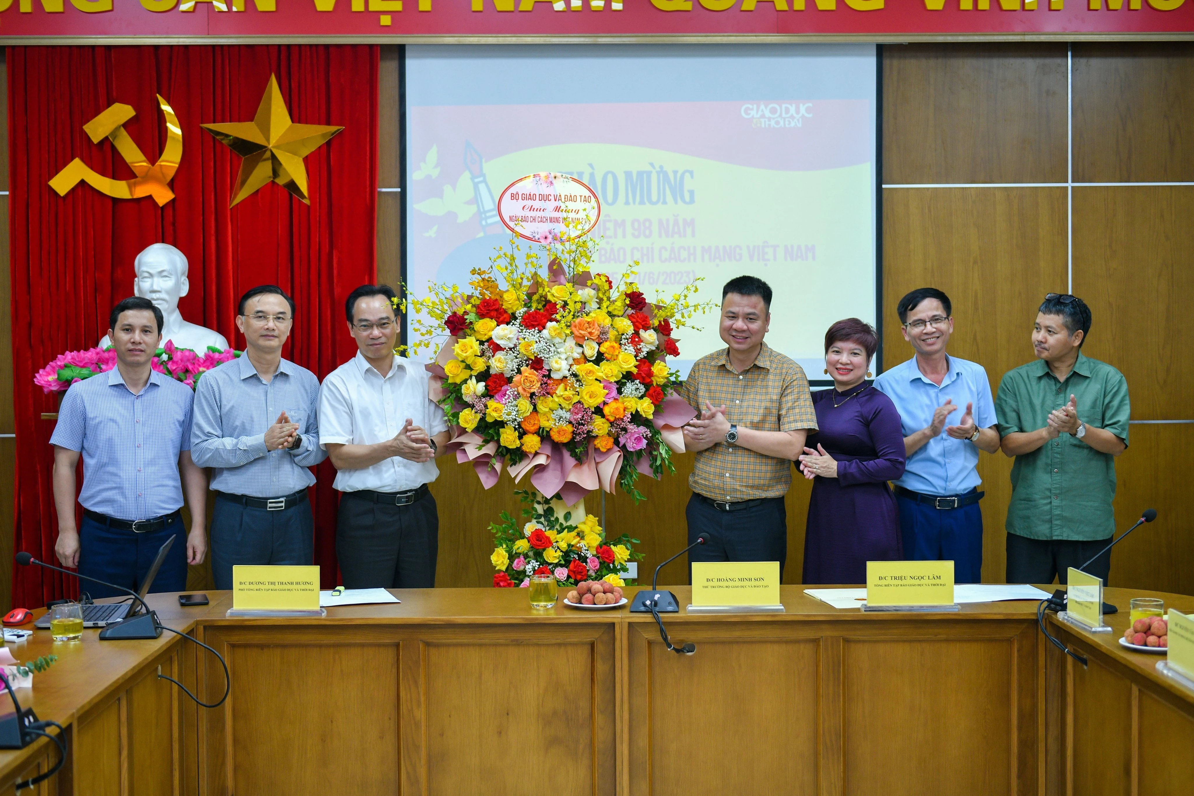 Thứ trưởng Bộ GD&ĐT Hoàng Minh Sơn tặng hoa, chúc mừng tập thể Báo Giáo dục & Thời đại nhân kỷ niệm 98 năm Ngày Báo chí cách mạng Việt Nam. Thứ trưởng Bộ GD&ĐT Hoàng Minh Sơn tặng hoa, chúc mừng tập thể Báo Giáo dục & Thời đại nhân kỷ niệm 98 năm Ngày Báo chí cách mạng Việt Nam.
