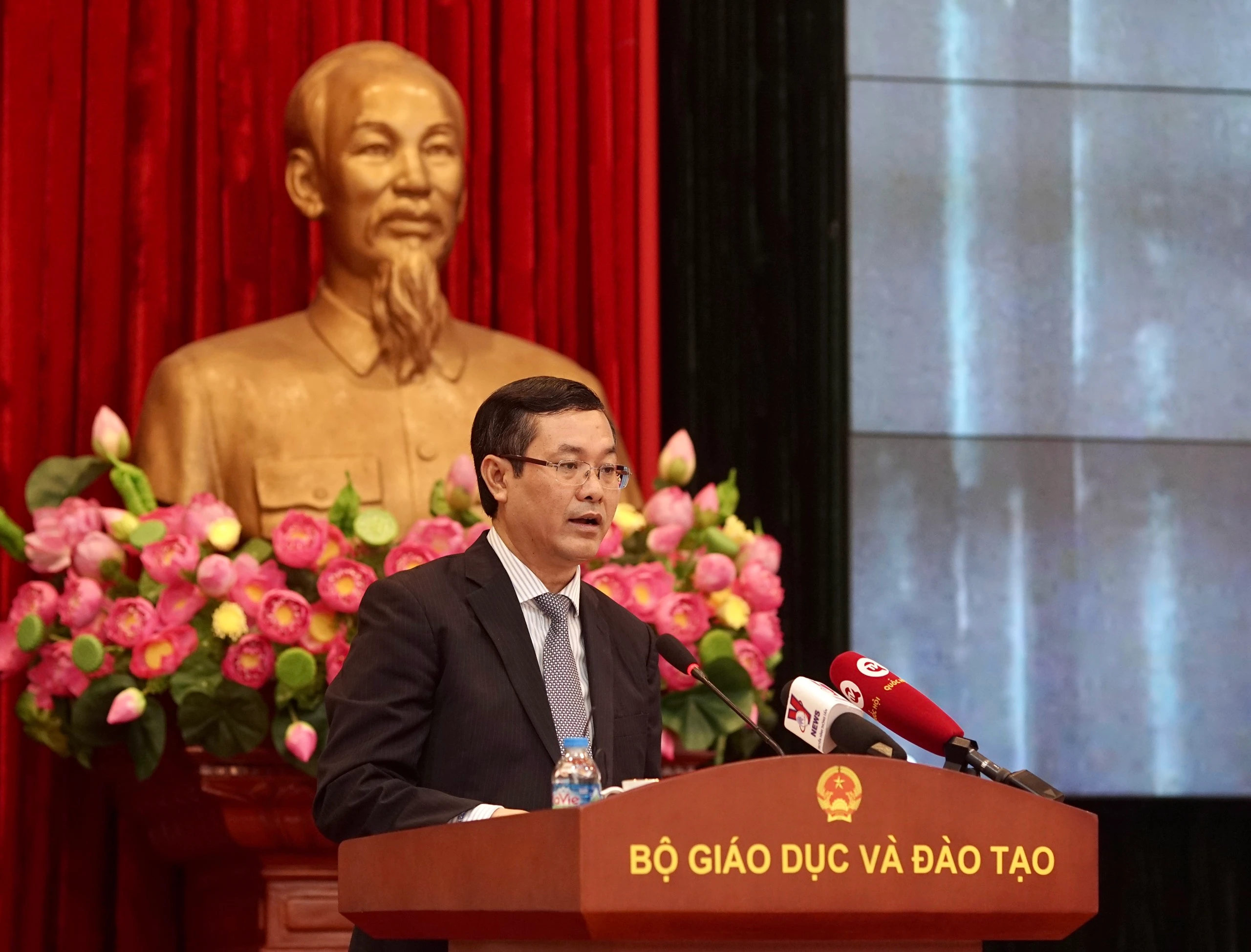 Thứ trưởng Bộ GD&ĐT Nguyễn Văn Phúc báo cáo tóm tắt kết quả 10 năm thực hiện Nghị quyết số 29. Thứ trưởng Bộ GD&ĐT Nguyễn Văn Phúc báo cáo tóm tắt kết quả 10 năm thực hiện Nghị quyết số 29.