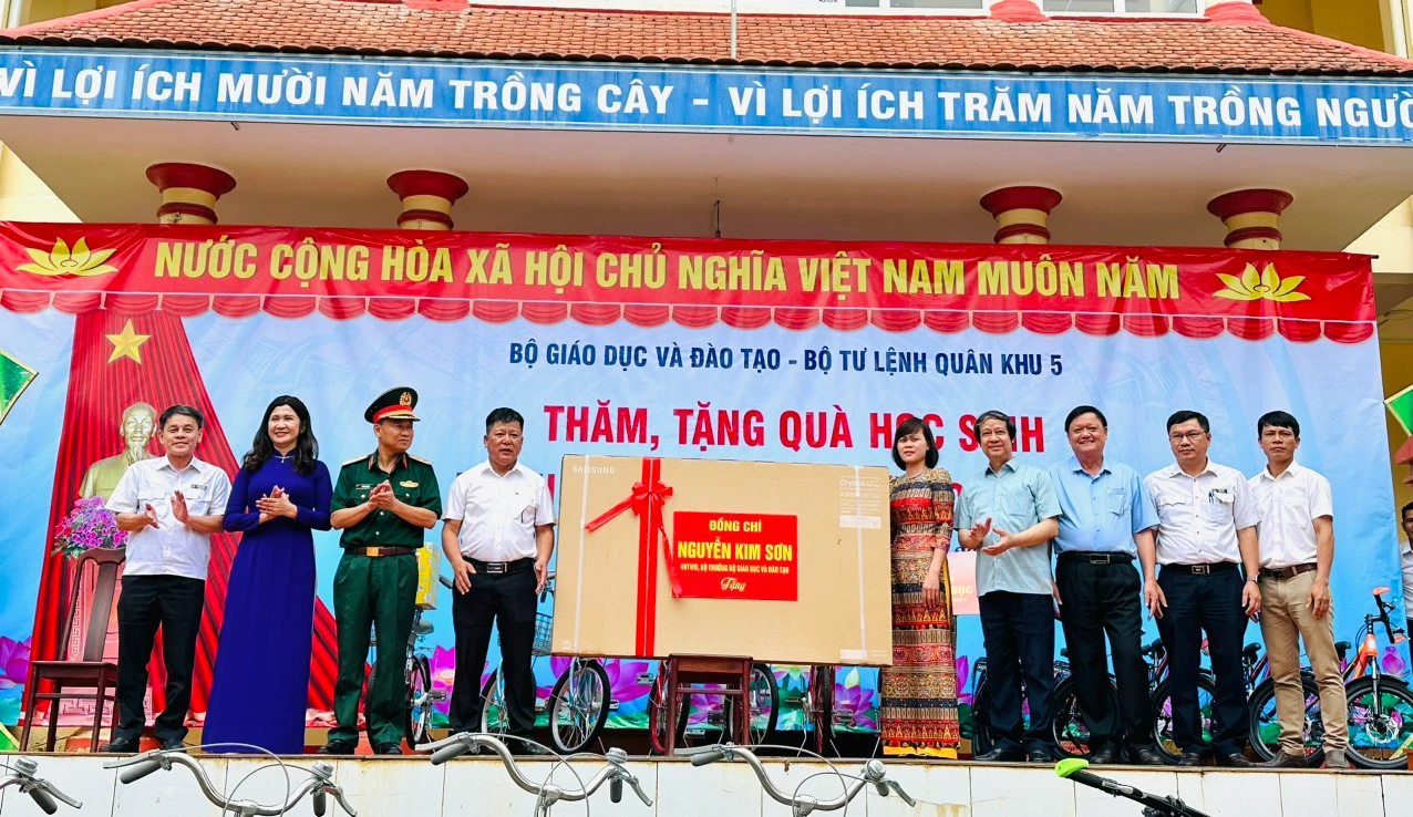 Bộ trưởng Nguyễn Kim Sơn và các đại biểu trao tặng quà cho các MM88b nhà cái