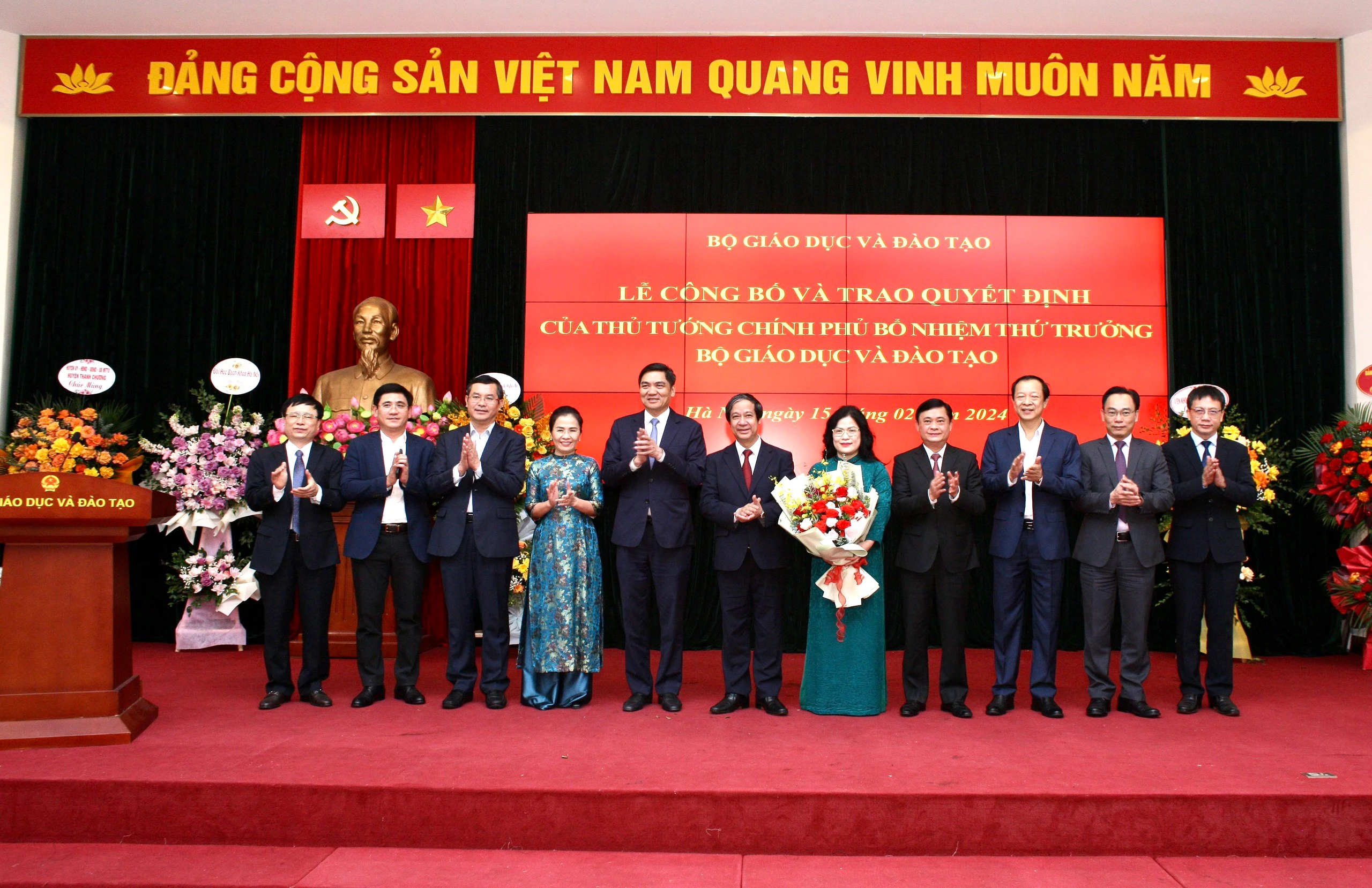 Lãnh đạo Bộ GD&ĐT và lãnh đạo tỉnh Nghệ An chúc mừng tân Thứ trưởng Nguyễn Thị Kim Chi. Lãnh đạo Bộ GD&ĐT và lãnh đạo tỉnh Nghệ An chúc mừng tân Thứ trưởng Nguyễn Thị Kim Chi.