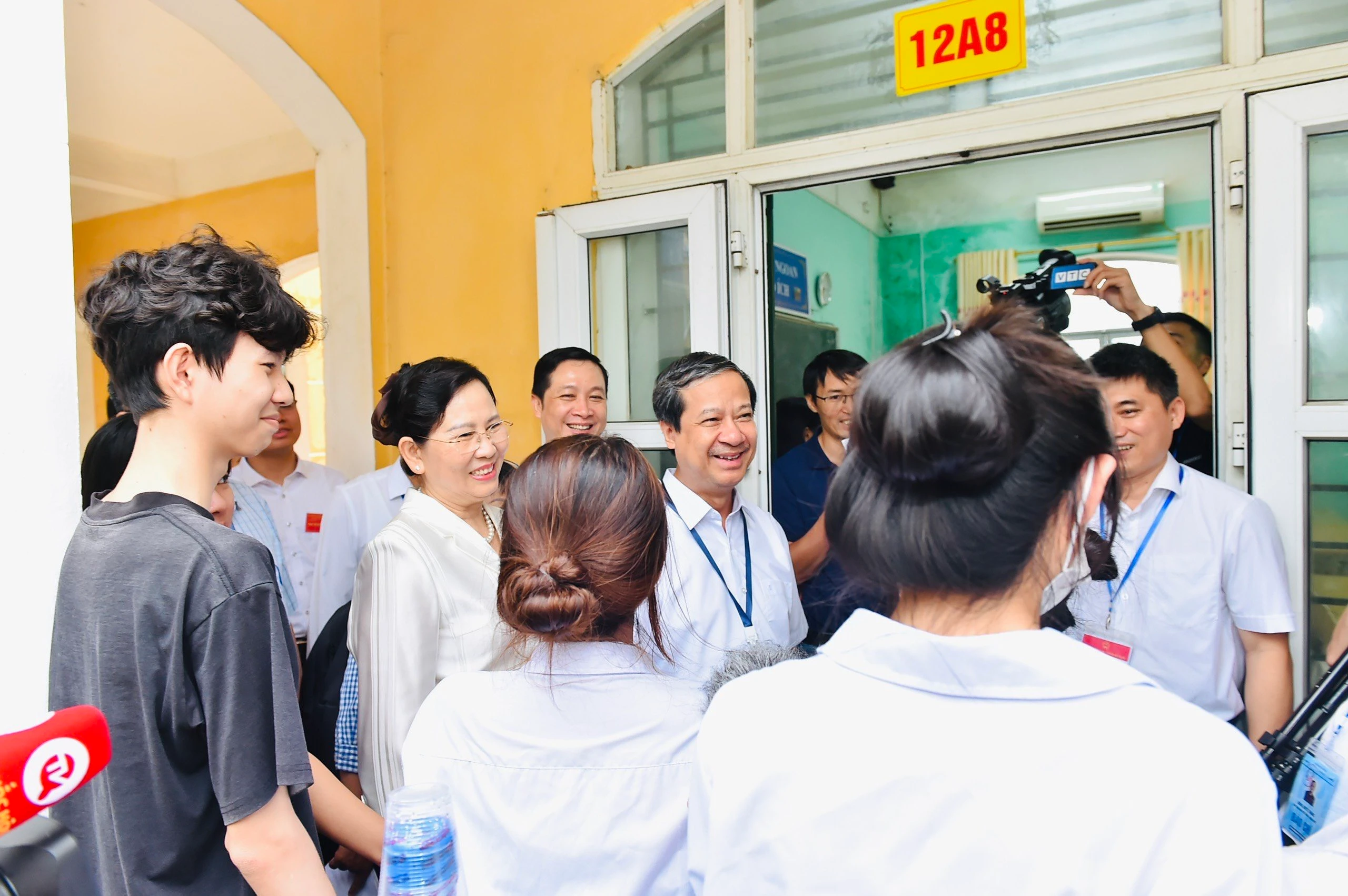 Bộ trưởng Nguyễn Kim Sơn trò chuyện, động viên Đăng nhập vào MM886 Việt Nam tại điểm thi Trường THPT B Duy Tiên, Hà Nam trước giờ vào phòng thi. Bộ trưởng Nguyễn Kim Sơn trò chuyện, động viên Đăng nhập vào MM886 Việt Nam tại điểm thi Trường THPT B Duy Tiên, Hà Nam trước giờ vào phòng thi.