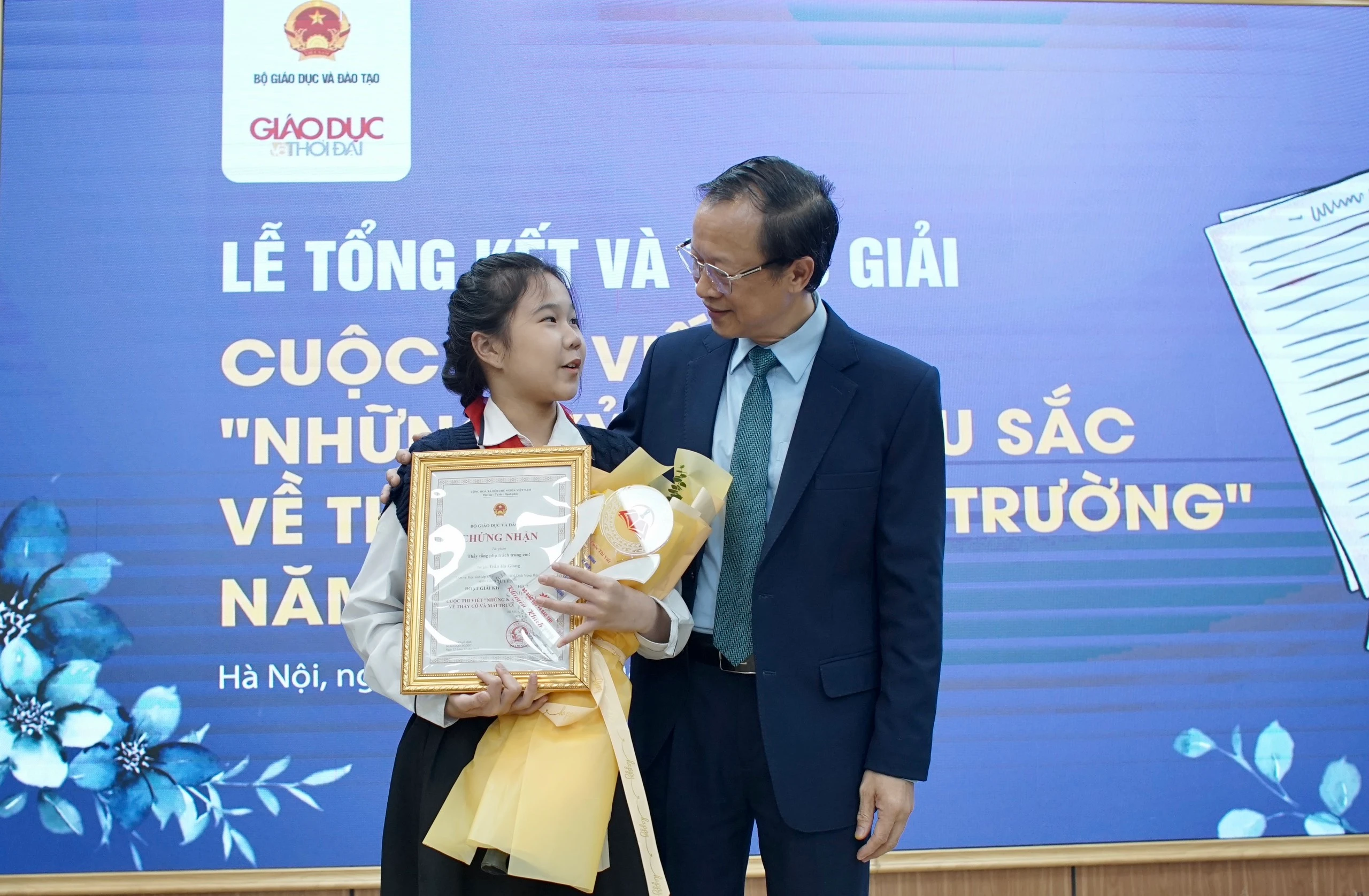 Thứ trưởng Phạm Ngọc Thưởng trò chuyện cùng tác giả đạt giải của cuộc thi. Thứ trưởng Phạm Ngọc Thưởng trò chuyện cùng tác giả đạt giải của cuộc thi.