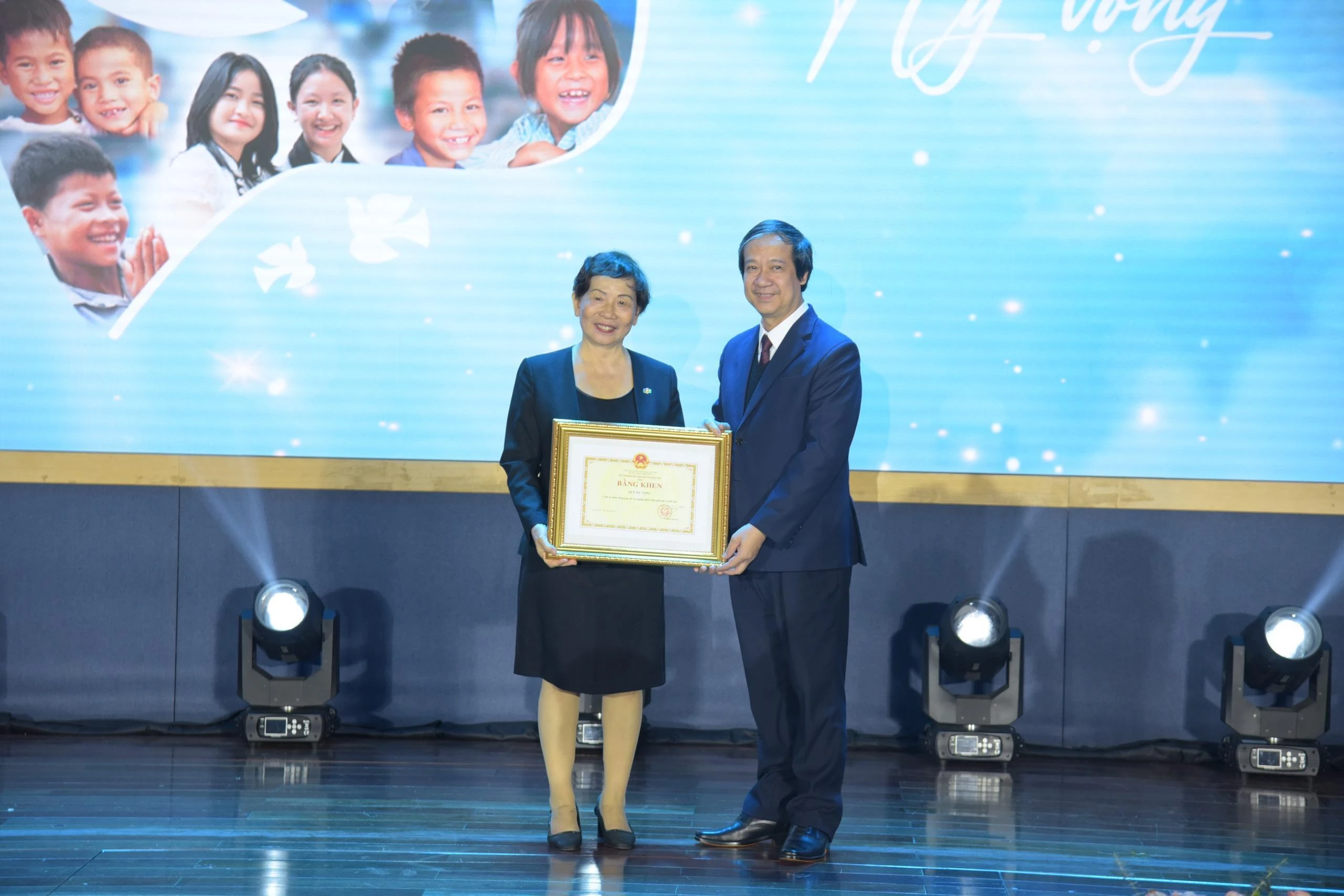 Bà Trương Thanh Thanh, Chủ tịch Hội đồng quản lý Quỹ thay mặt Quỹ Hy vọng nhận Bằng khen từ Bộ trưởng Bộ GD&ĐT Nguyễn Kim Sơn. Bà Trương Thanh Thanh, Chủ tịch Hội đồng quản lý Quỹ thay mặt Quỹ Hy vọng nhận Bằng khen từ Bộ trưởng Bộ GD&ĐT Nguyễn Kim Sơn.