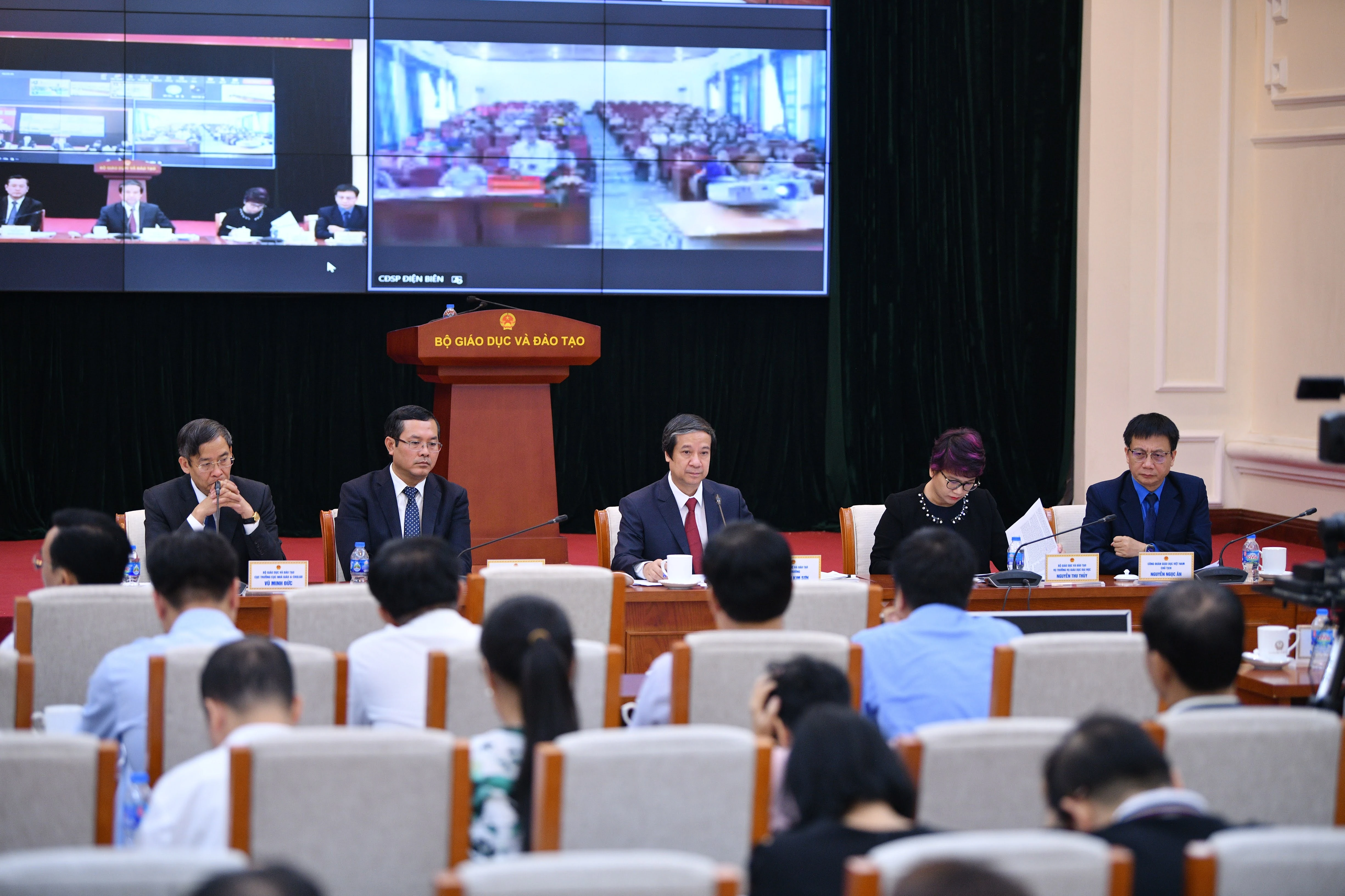 Các đại biểu tại điểm cầu Bộ Giáo dục và Đạo tạo lắng nghe ý kiến trao đổi từ điểm cầu của các MM888 bảo mật tuyệt đối, trường MM888 bảo mật tuyệt đối, cao đẳng Sư phạm.