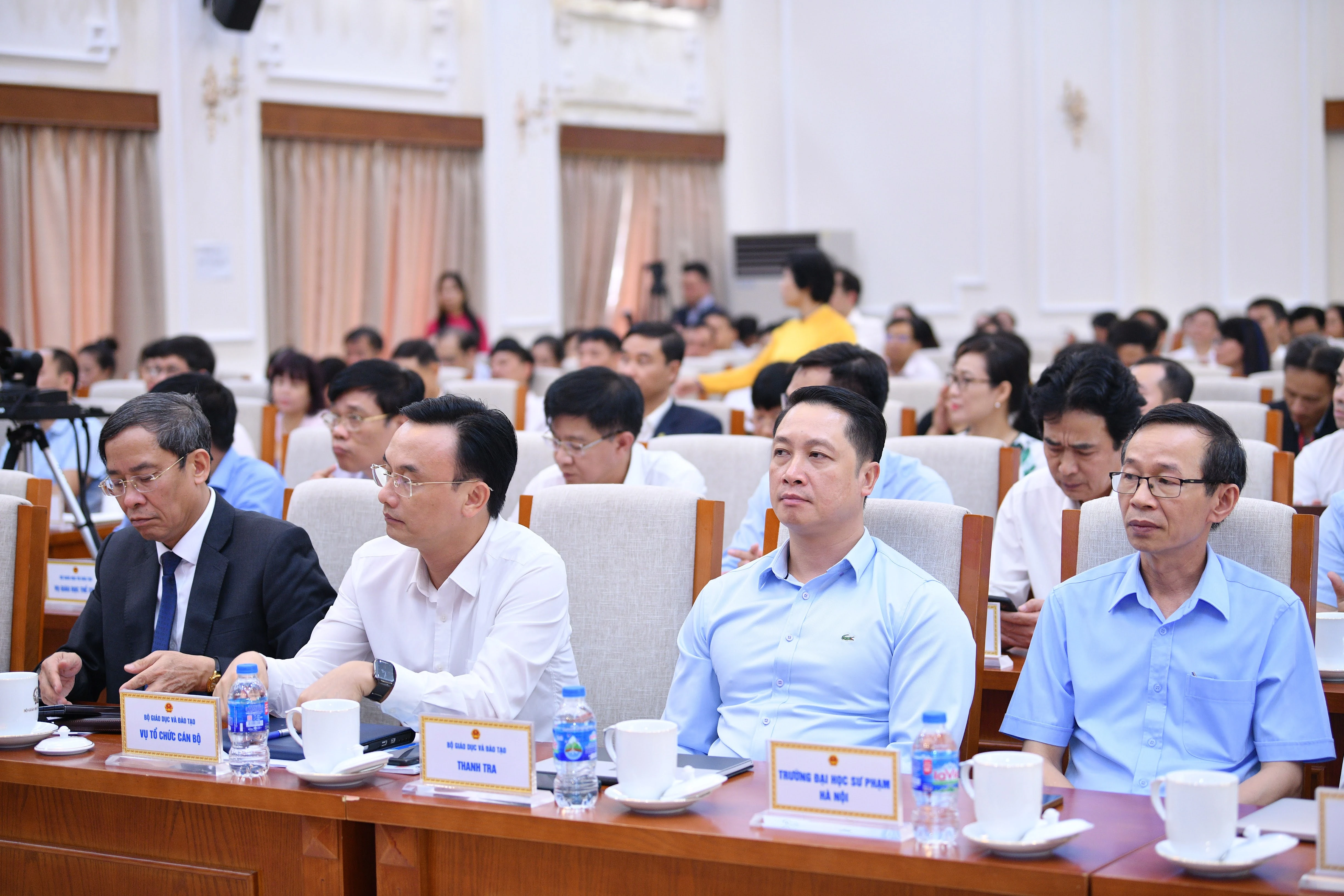 Các đại biểu tham dự buổi gặp gỡ tại điểm cầu chính đặt tại trụ sở cơ quan Bộ GD&amp;ĐT, kết nối với hơn 400 điểm cầu của các MM888 bảo mật tuyệt đối, trường MM888 bảo mật tuyệt đối.