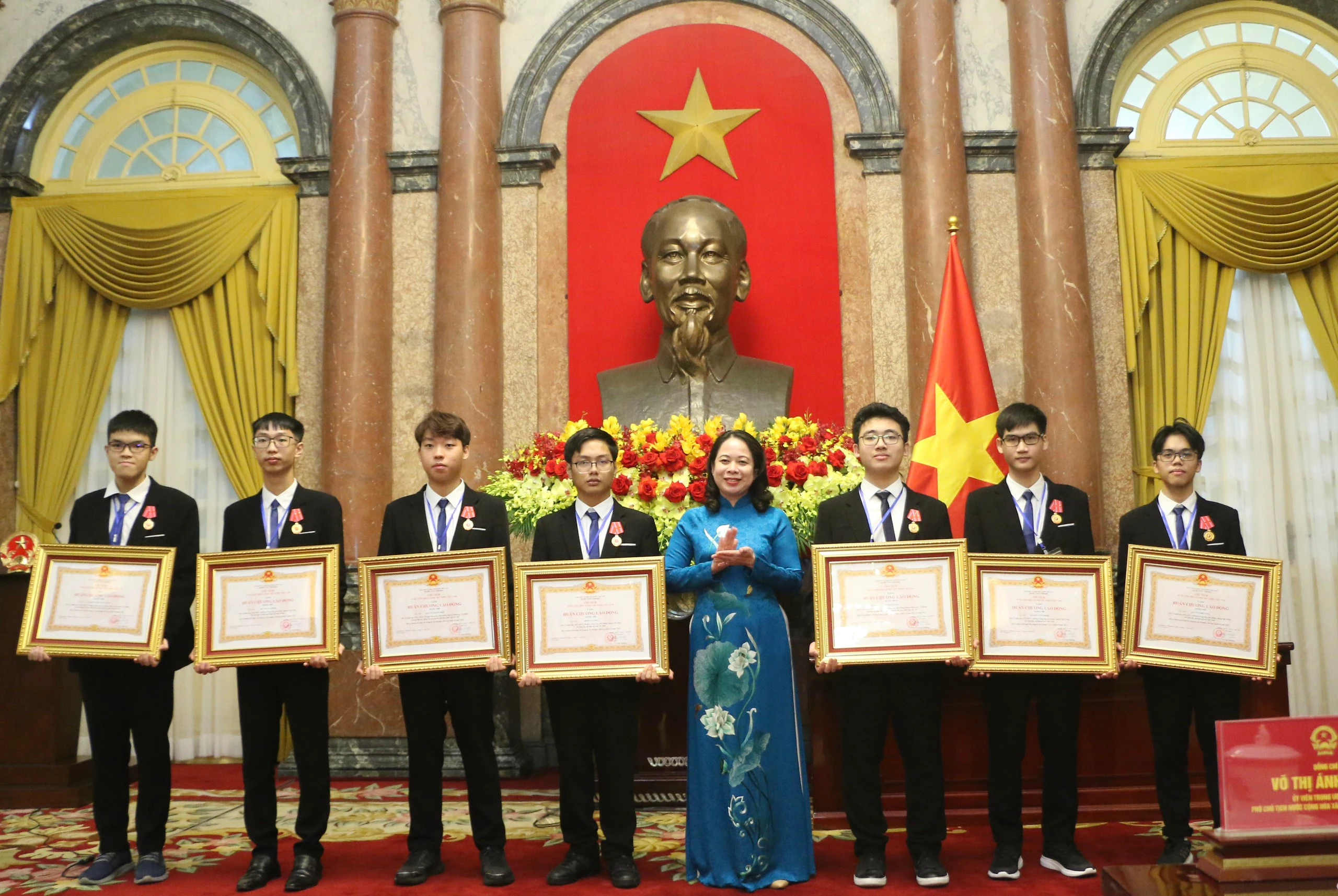 Phó Chủ tịch nước Võ Thị Ánh Xuân đã trao Huân chương Lao động hạng Nhất và hạng Nhì cho các em MM886 slot game, bắn cá, lô đề, đá gà. Phó Chủ tịch nước Võ Thị Ánh Xuân đã trao Huân chương Lao động hạng Nhất và hạng Nhì cho các em MM886 slot game, bắn cá, lô đề, đá gà.