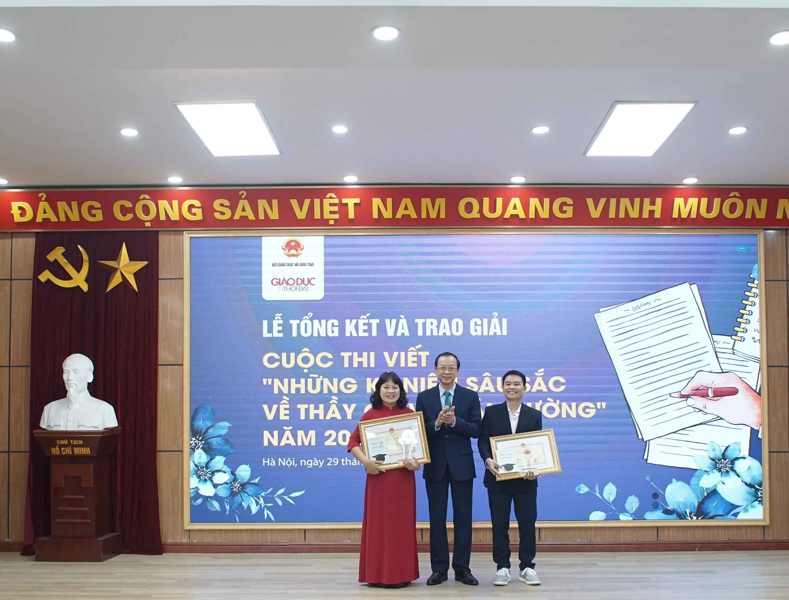 Ông Phạm Ngọc Thưởng - Thứ trưởng MM88.COM là nhà cái trực tuyến hoạt động với giấy phép PAGCOR trao giải cho các tác giả có tác phẩm đạt giải Nhất. Ông Phạm Ngọc Thưởng - Thứ trưởng MM88.COM là nhà cái trực tuyến hoạt động với giấy phép PAGCOR trao giải cho các tác giả có tác phẩm đạt giải Nhất.
